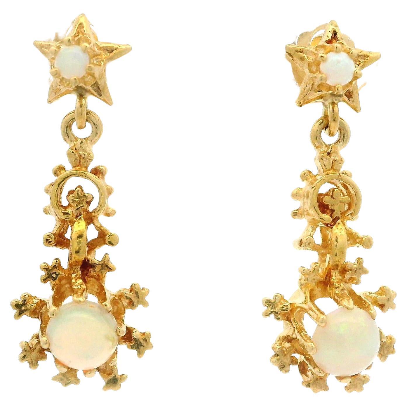 Boucles d'oreilles pendantes en or jaune avec opale ronde et étoile. en vente