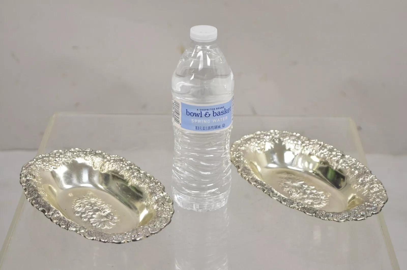 Plat à bibelots victorien en argent repoussé à motif floral Japon - une paire en vente 3