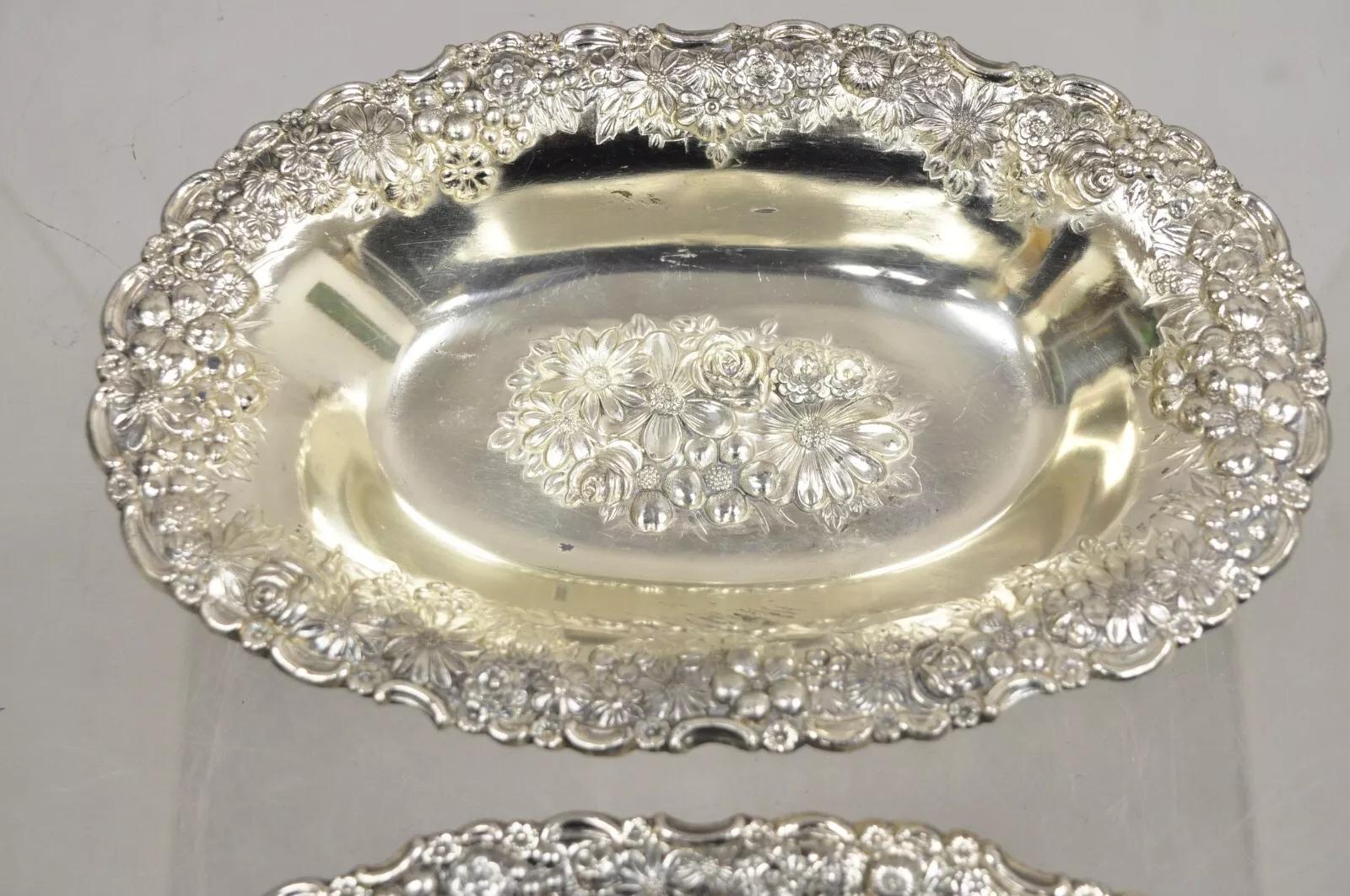 Plat à bibelots victorien en argent repoussé à motif floral Japon - une paire en vente 4