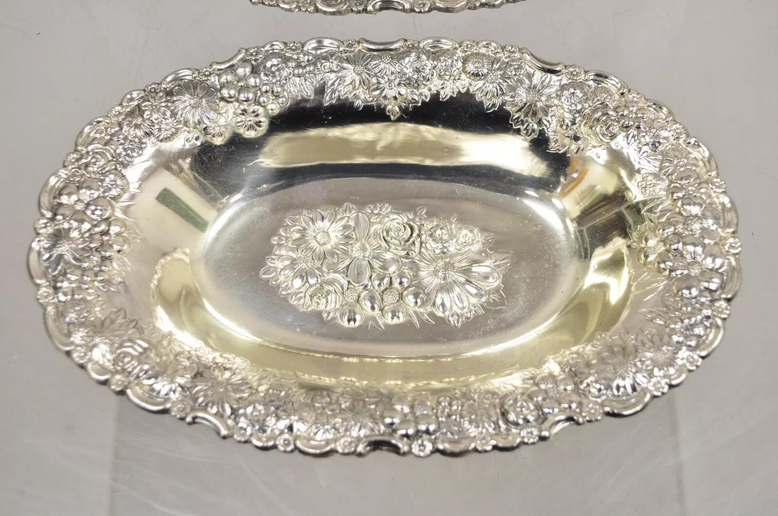 Victorien Plat à bibelots victorien en argent repoussé à motif floral Japon - une paire en vente