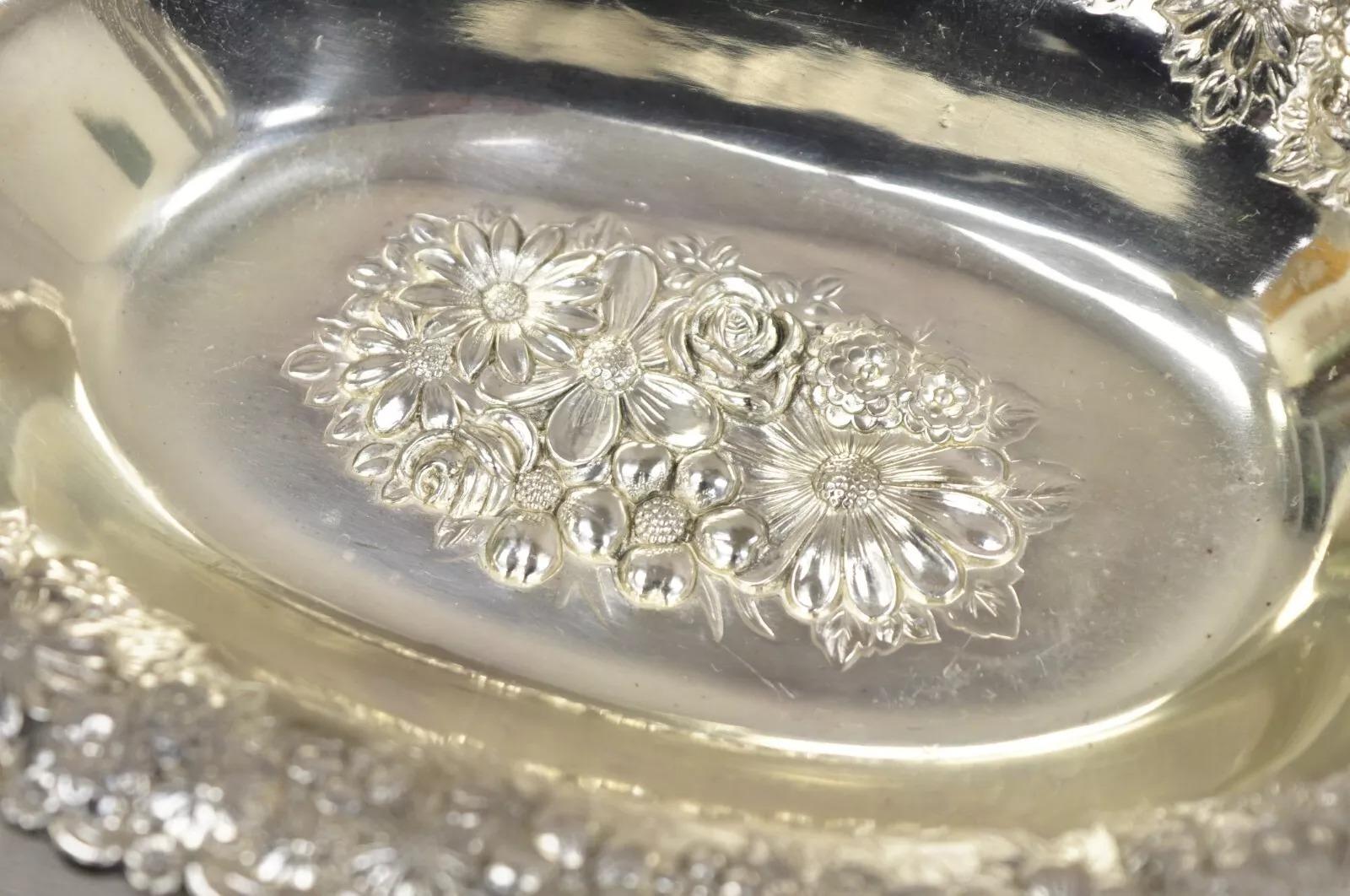 Inconnu Plat à bibelots victorien en argent repoussé à motif floral Japon - une paire en vente
