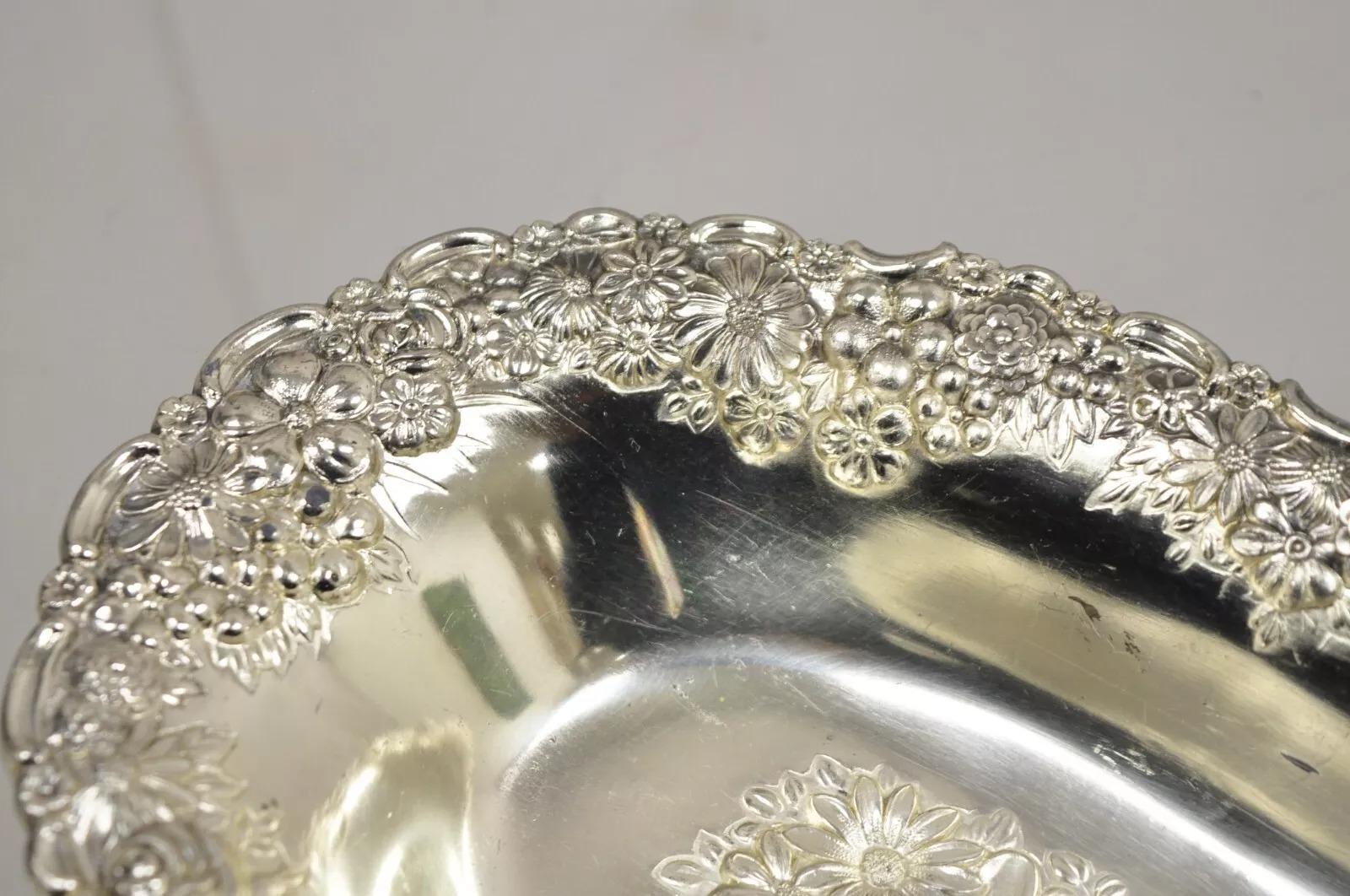 Plat à bibelots victorien en argent repoussé à motif floral Japon - une paire Bon état - En vente à Philadelphia, PA