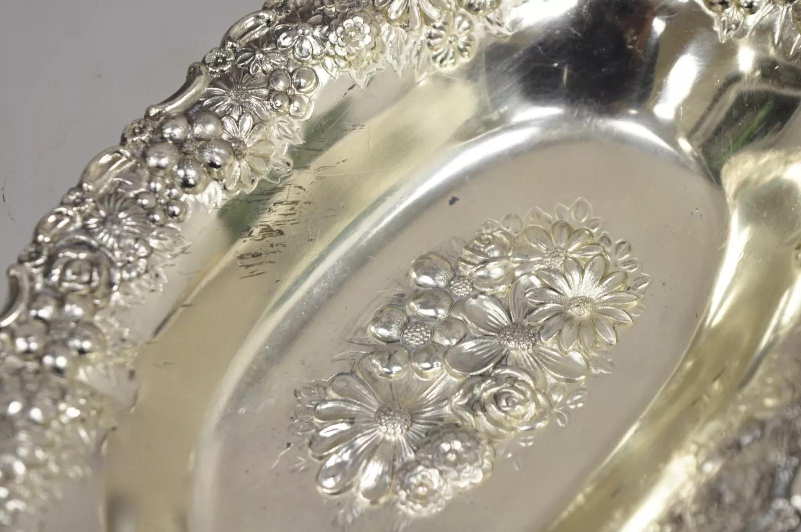 Plaqué argent Plat à bibelots victorien en argent repoussé à motif floral Japon - une paire en vente