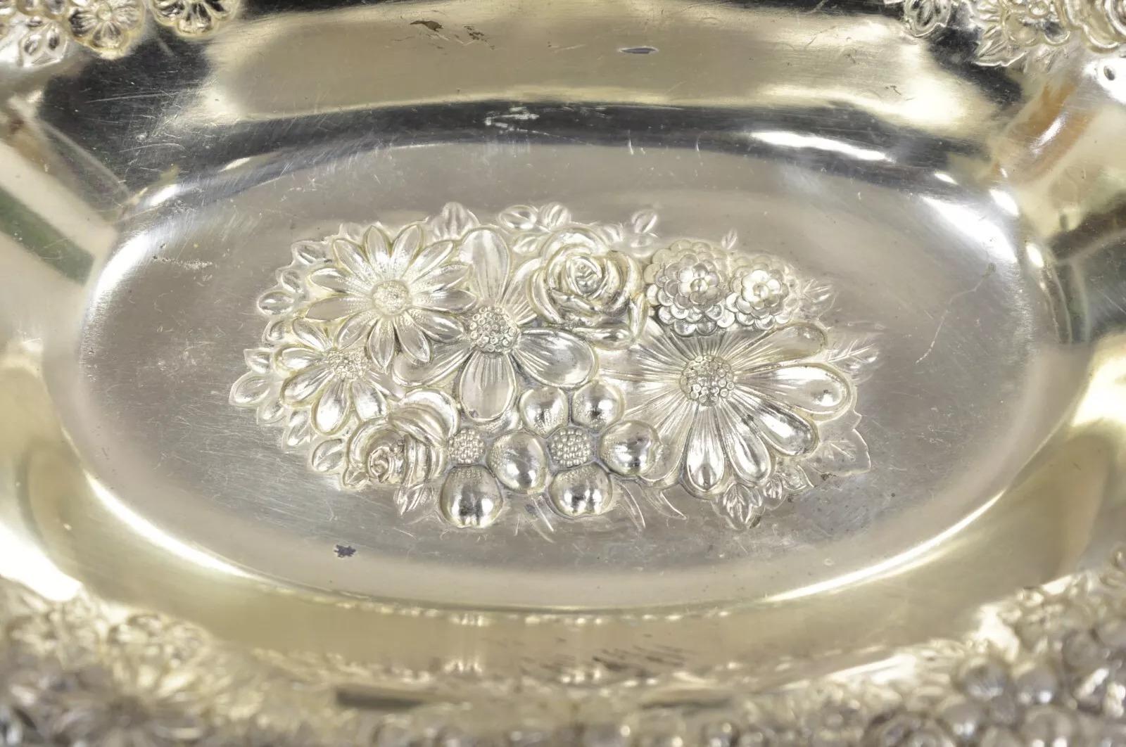 Plat à bibelots victorien en argent repoussé à motif floral Japon - une paire en vente 1