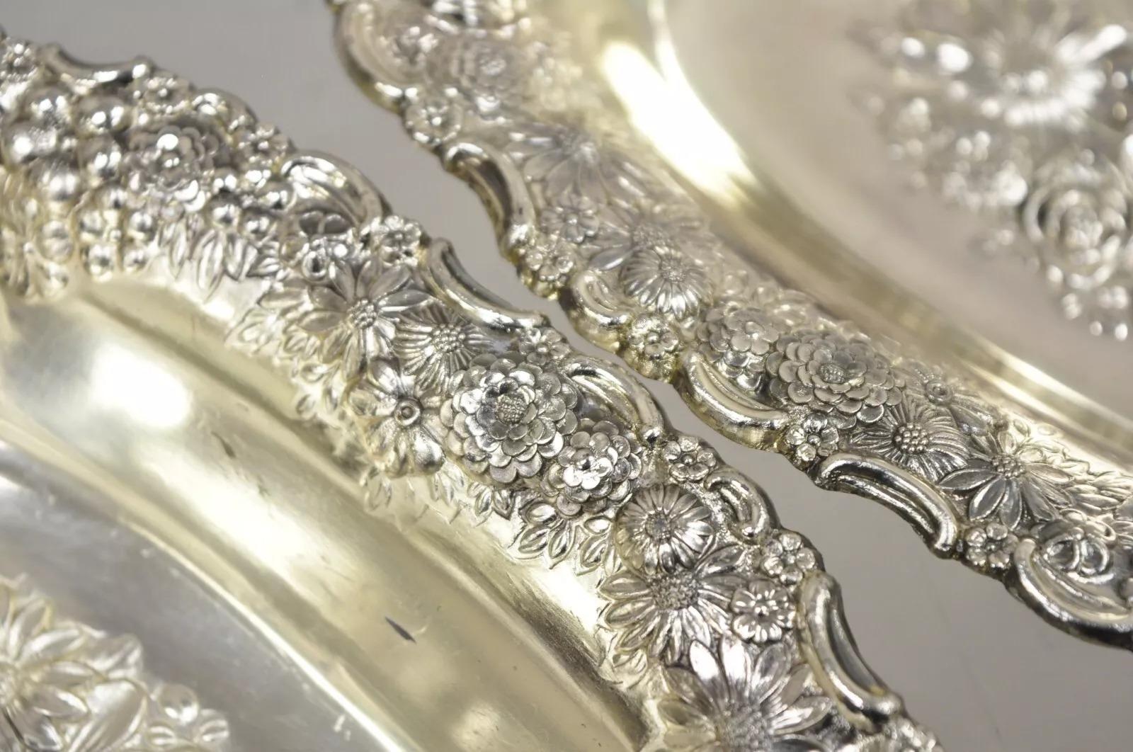 Plat à bibelots victorien en argent repoussé à motif floral Japon - une paire en vente 2