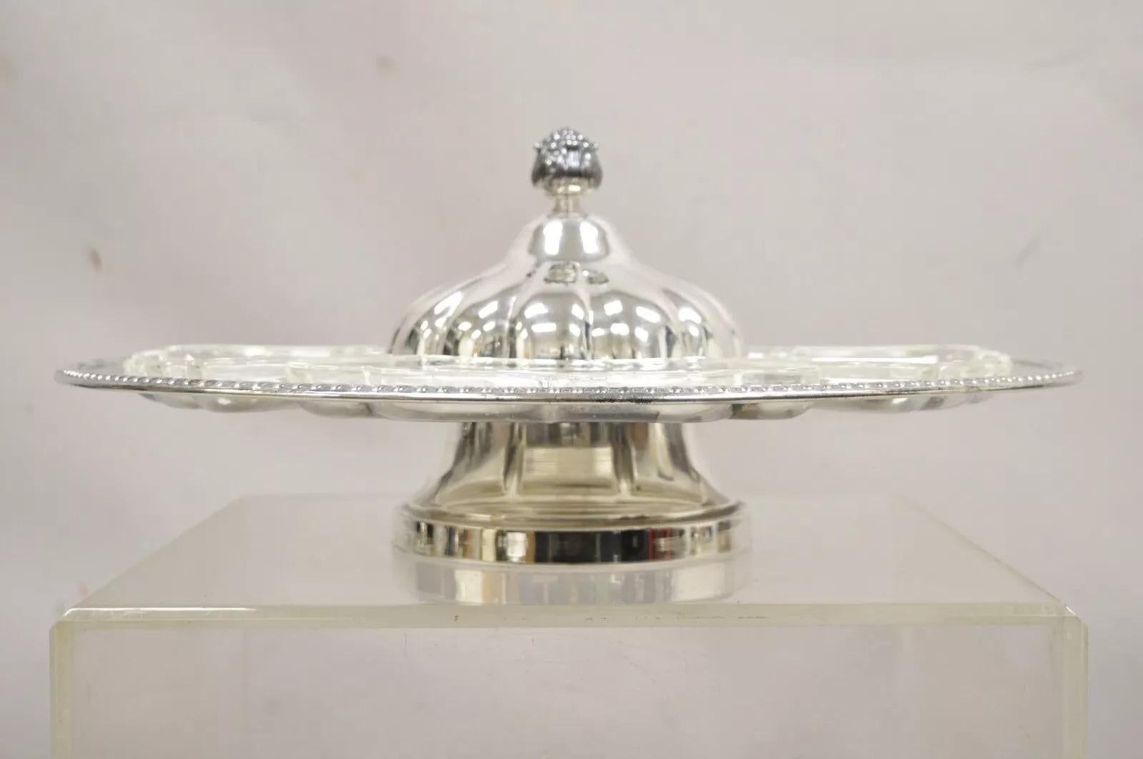 Vintage Victorian Silver Plated Lazy Susan Revolving Serving Platter Tray. Der Artikel verfügt über 5 herausnehmbare Glasschalen, einen drehbaren Sockel und einen abnehmbaren Deckel. Circa Mitte des 20. Jahrhunderts. Abmessungen: 8