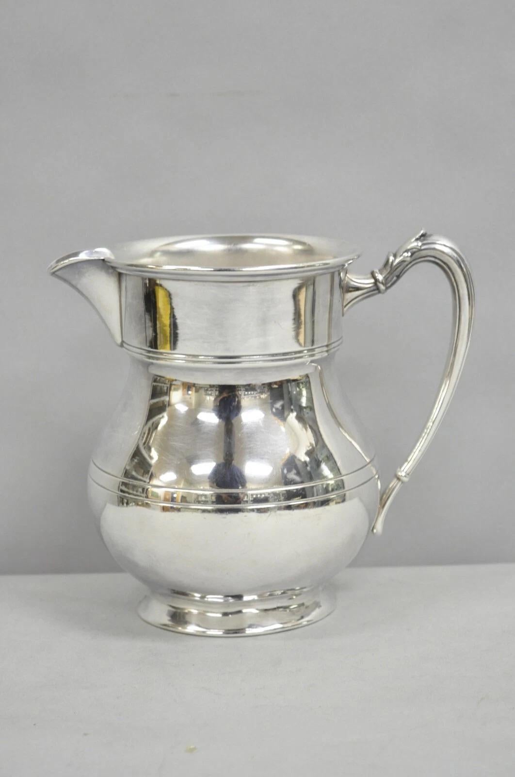 Vintage Victorian Bulbous Lemondade Water Pitcher Plated Silver Pewter with Fancy Handle (Pichet à eau de Lemondade bulbeux en étain plaqué argent avec poignée fantaisie). Circa Mid 20th Century. Dimensions : 8