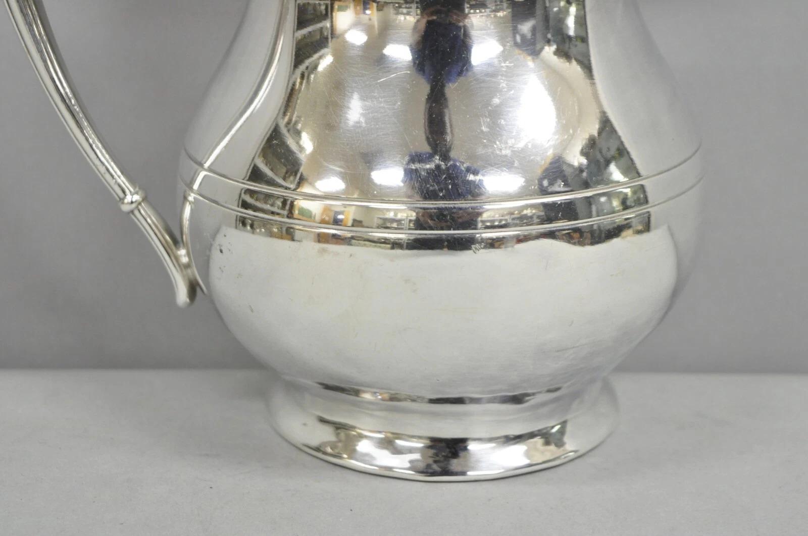 20ième siècle Vintage Victorian Silver Plated Pewter Bulbous Lemondade Water Pitcher (Pichet à eau) en vente