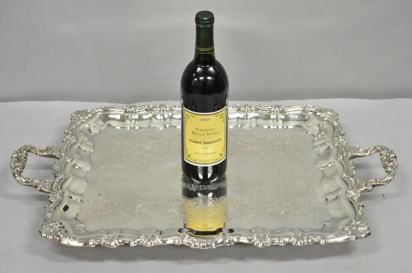 Vassoio da bar rettangolare a due maniglie con piedini in stile vittoriano vintage placcato in argento. Circa metà del XX secolo. Misure: 2,5