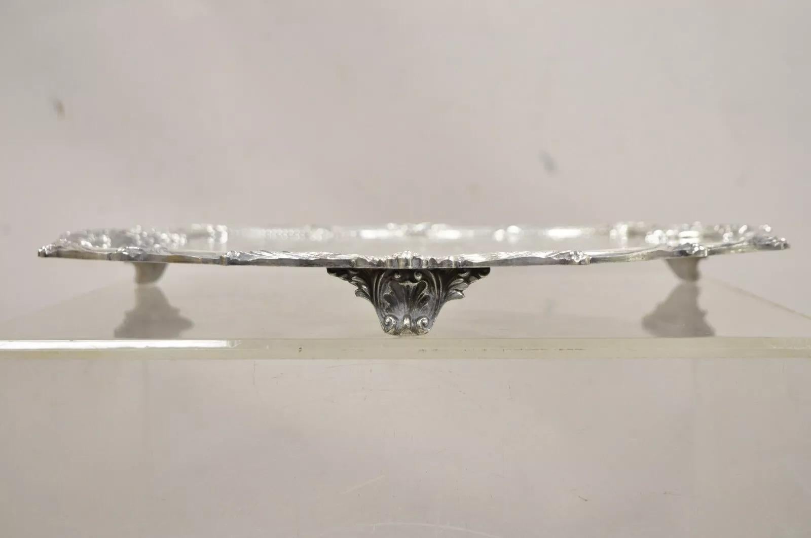 Viktorianisches versilbertes Serviertablett mit runder Wellenschliffkante im viktorianischen Stil (Unbekannt) im Angebot