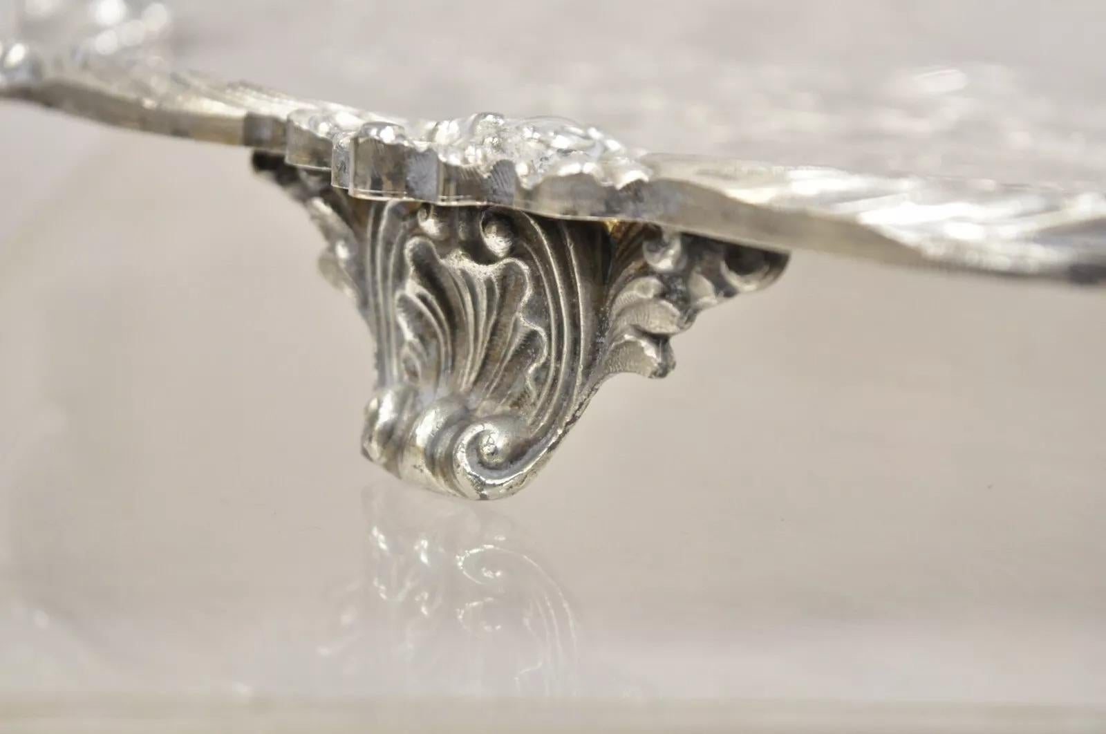 Viktorianisches versilbertes Serviertablett mit runder Wellenschliffkante im viktorianischen Stil (Versilberung) im Angebot