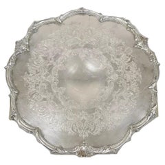 Plato redondo con borde festoneado chapado en plata de la época victoriana Bandeja de servir