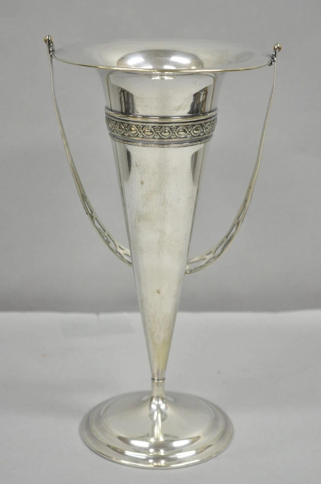 Vaso da fiori a tromba vittoriano d'epoca placcato in argento con manico reticolato. Circa metà del XX secolo. Misure: 12,5
