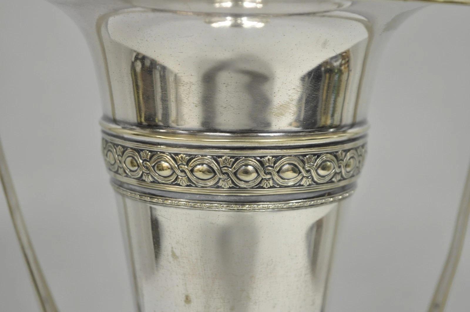 Vittoriano Vaso vittoriano d'epoca a tromba placcato in argento con manico reticolato in vendita