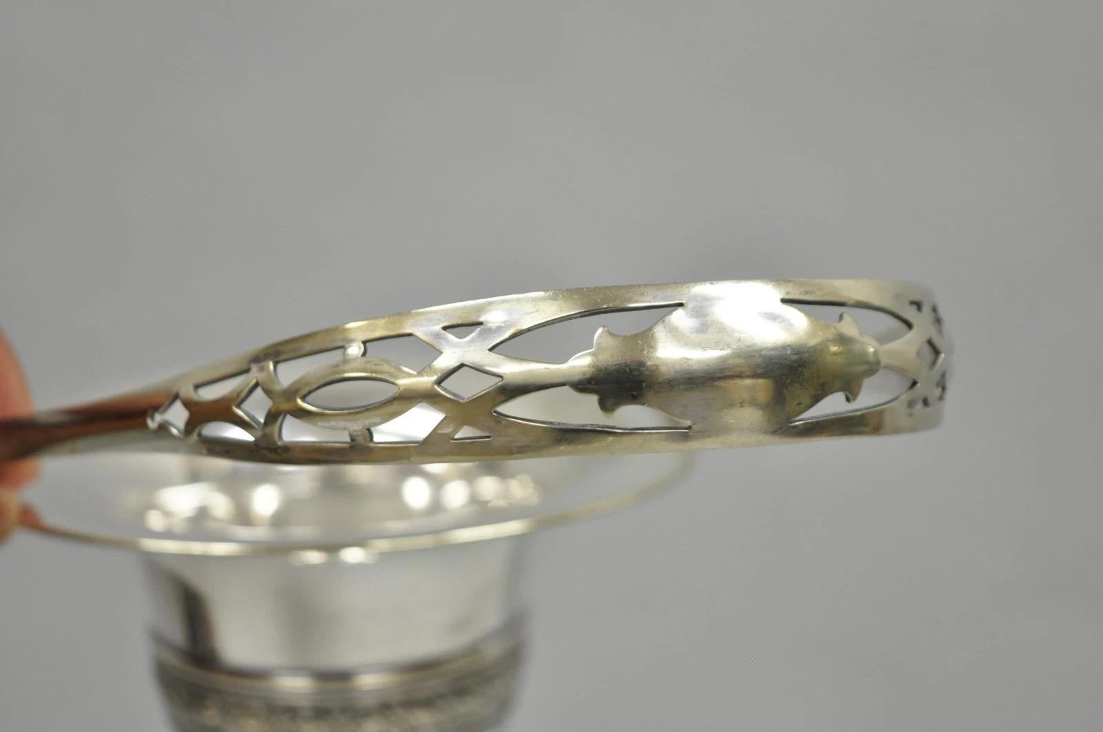 Sconosciuto Vaso vittoriano d'epoca a tromba placcato in argento con manico reticolato in vendita