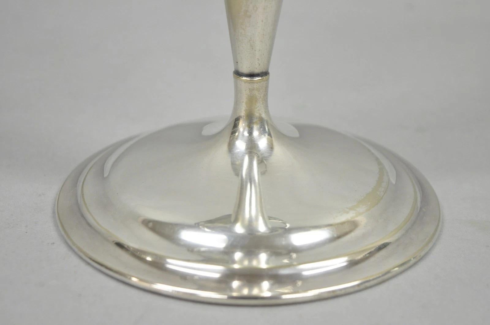 Vaso vittoriano d'epoca a tromba placcato in argento con manico reticolato In condizioni buone in vendita a Philadelphia, PA