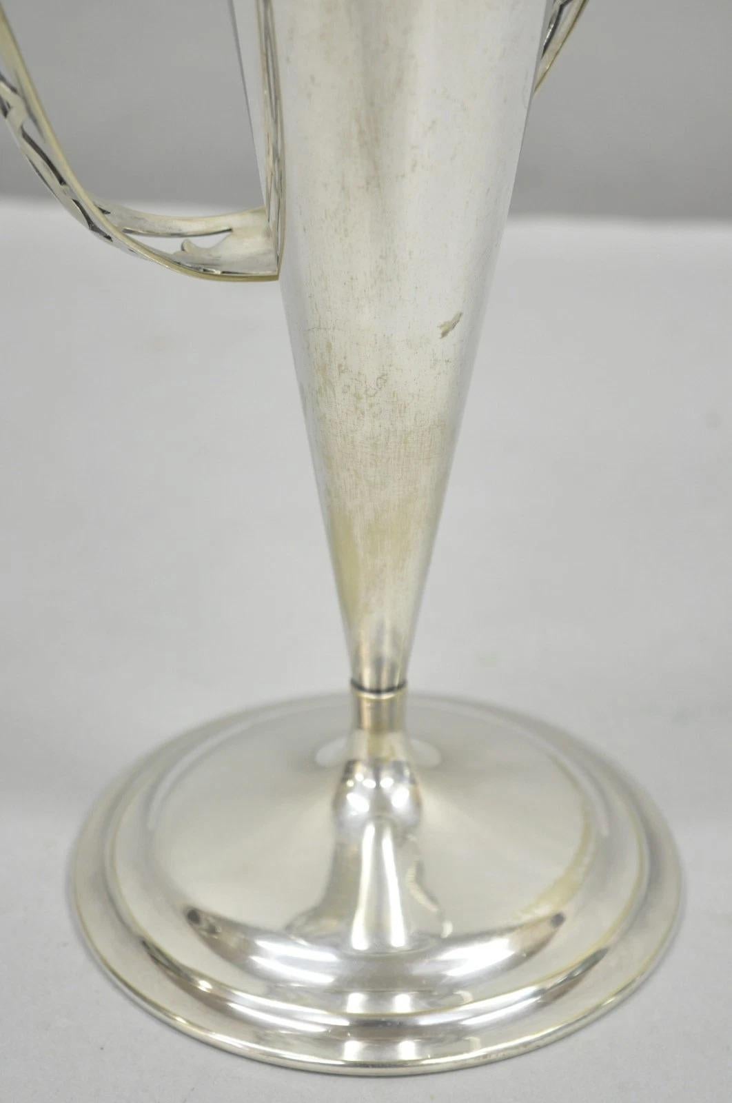 XX secolo Vaso vittoriano d'epoca a tromba placcato in argento con manico reticolato in vendita