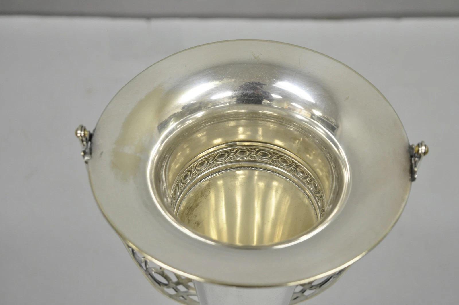 Vaso vittoriano d'epoca a tromba placcato in argento con manico reticolato in vendita 1