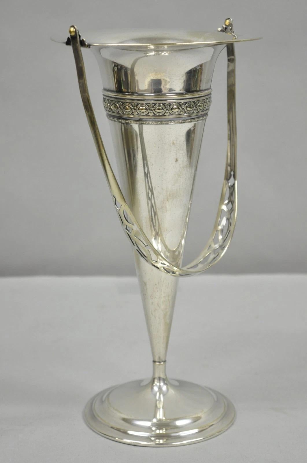 Vaso vittoriano d'epoca a tromba placcato in argento con manico reticolato in vendita 2