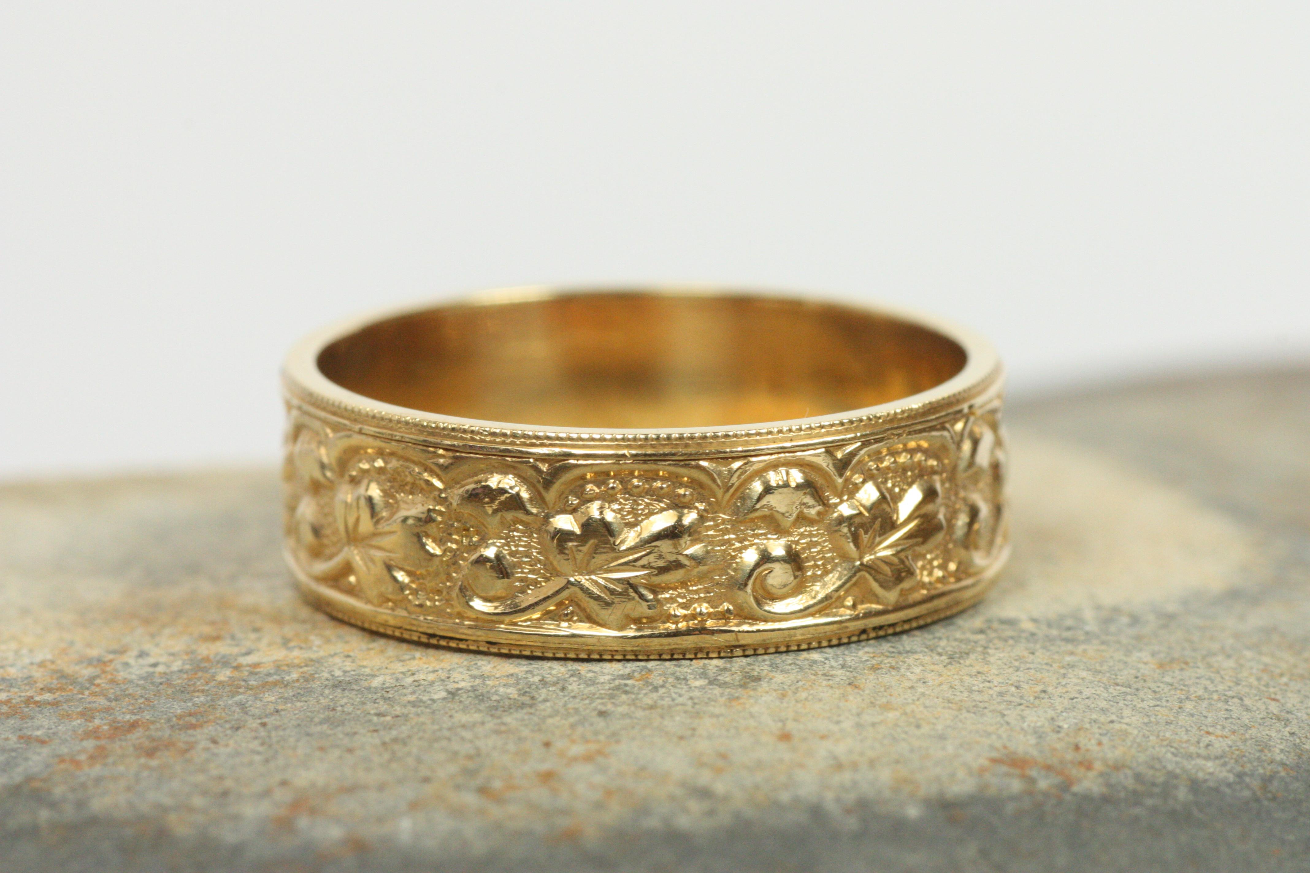Anneau de mariage vintage de style victorien 7mm en or 14K, motif de feuilles avec grain de mil... Bon état - En vente à Santa Monica, CA