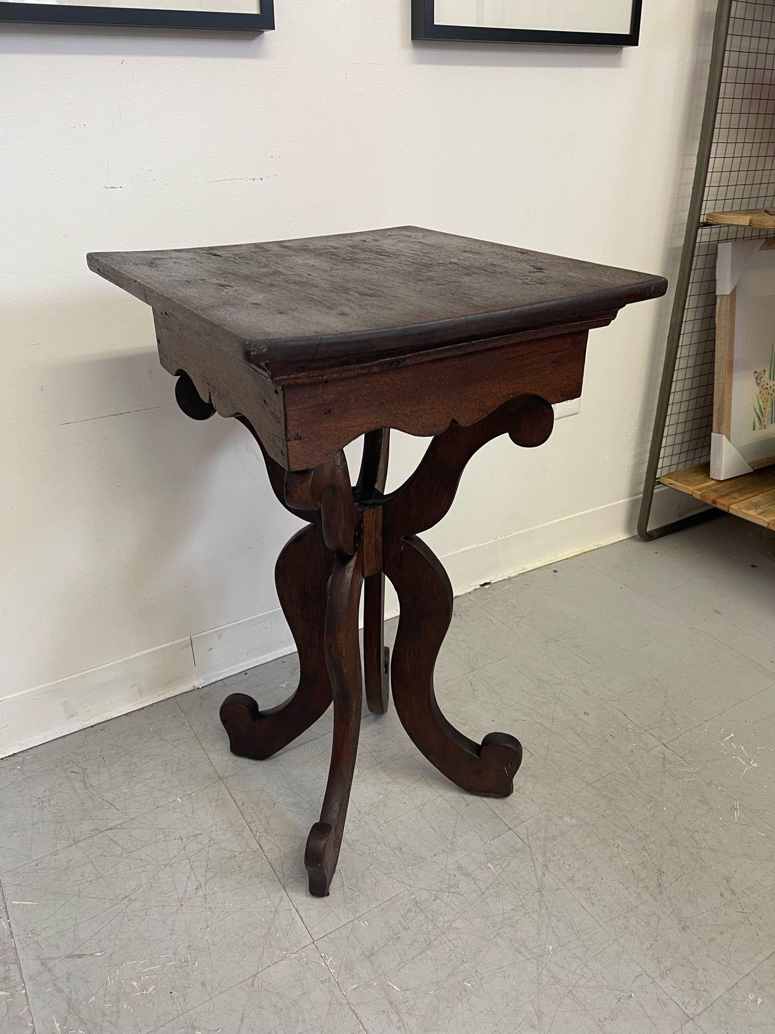 Mid-Century Modern Vintage Victorian Style Accent Table With Carved Wood Legs. For Sale
