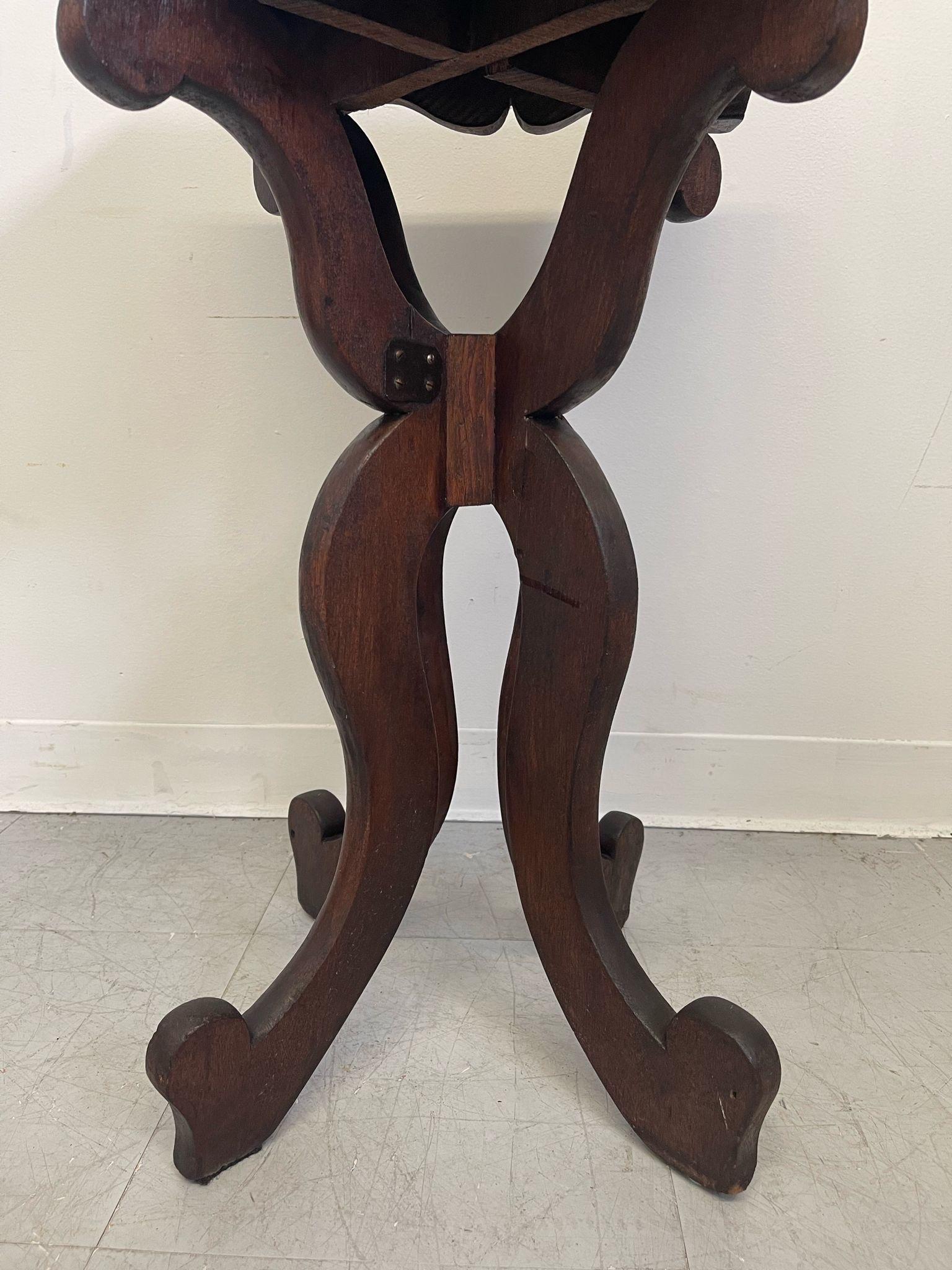 Bois Table d'appoint victorienne vintage avec pieds en bois sculpté. en vente