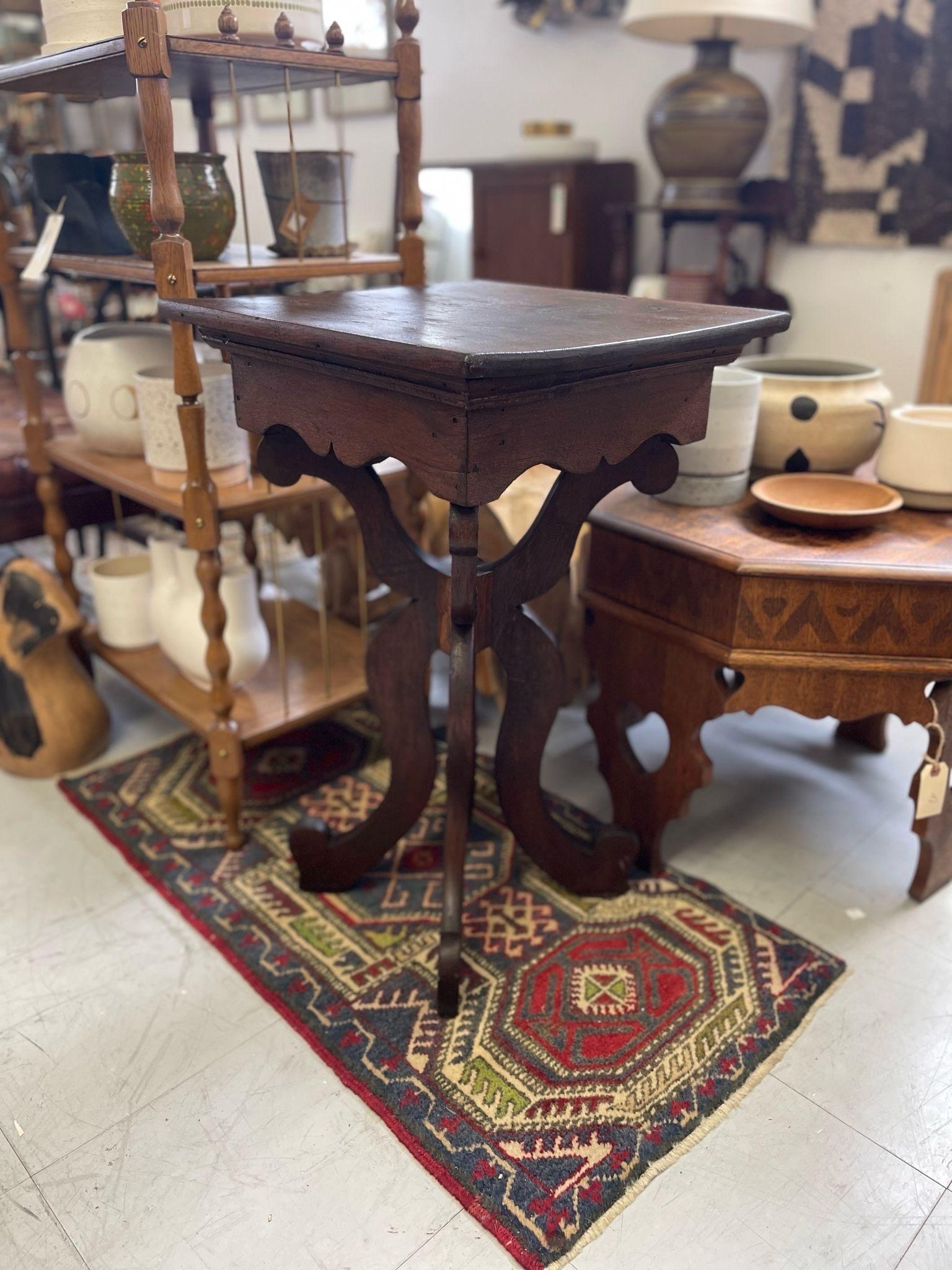 Table d'appoint victorienne vintage avec pieds en bois sculpté. en vente 2
