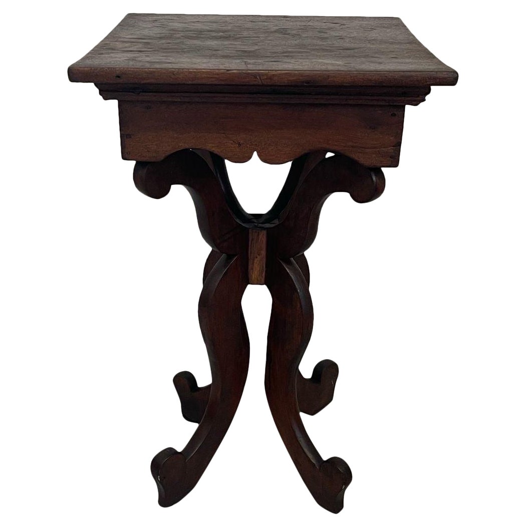 Tavolo da salotto in stile vittoriano vintage con gambe in legno intagliato.