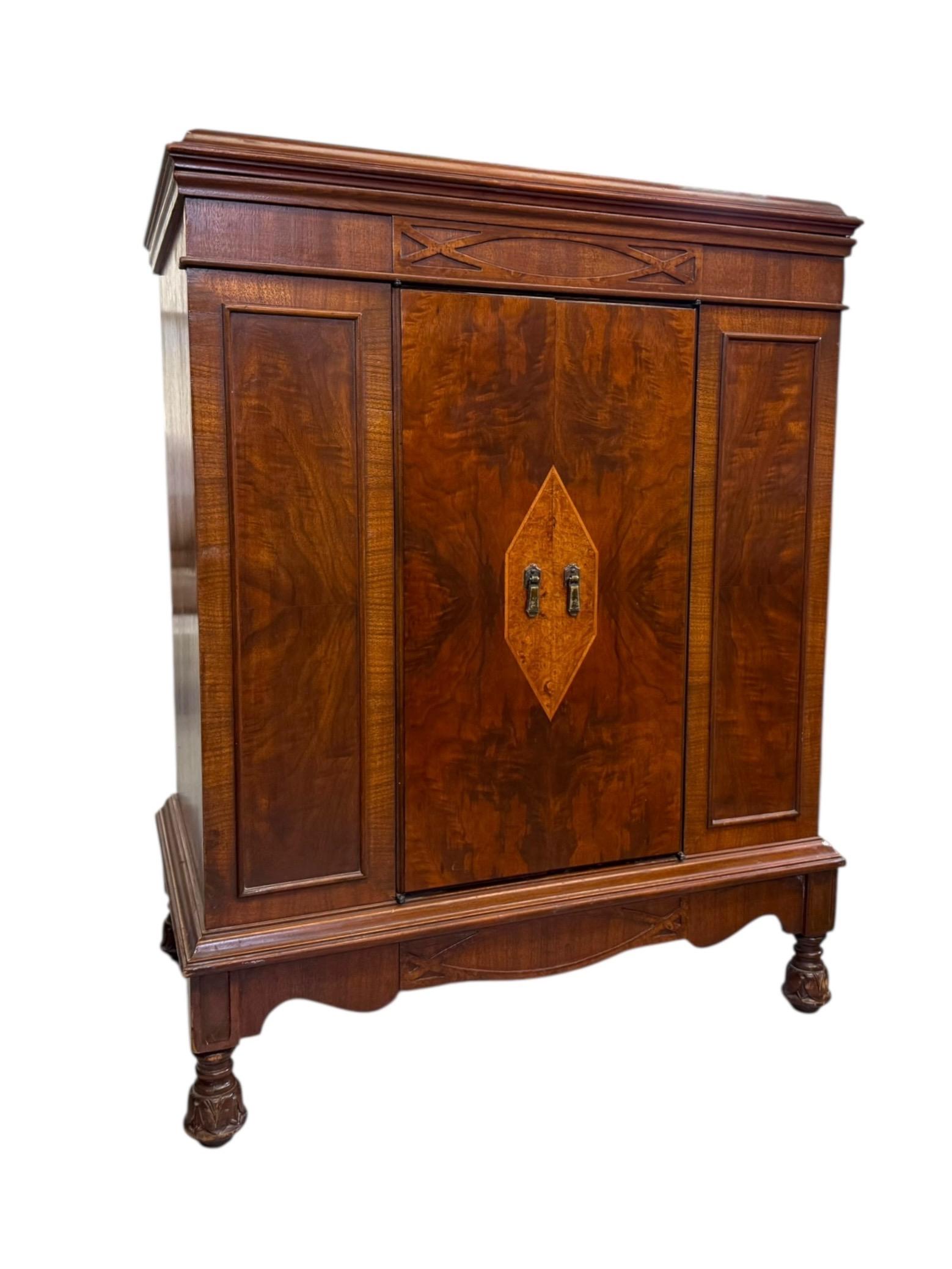 Armario Vintage de Estilo Victoriano con Chapa de Madera Burl e Incrustaciones Geométricas en Bueno estado para la venta en Seattle, WA