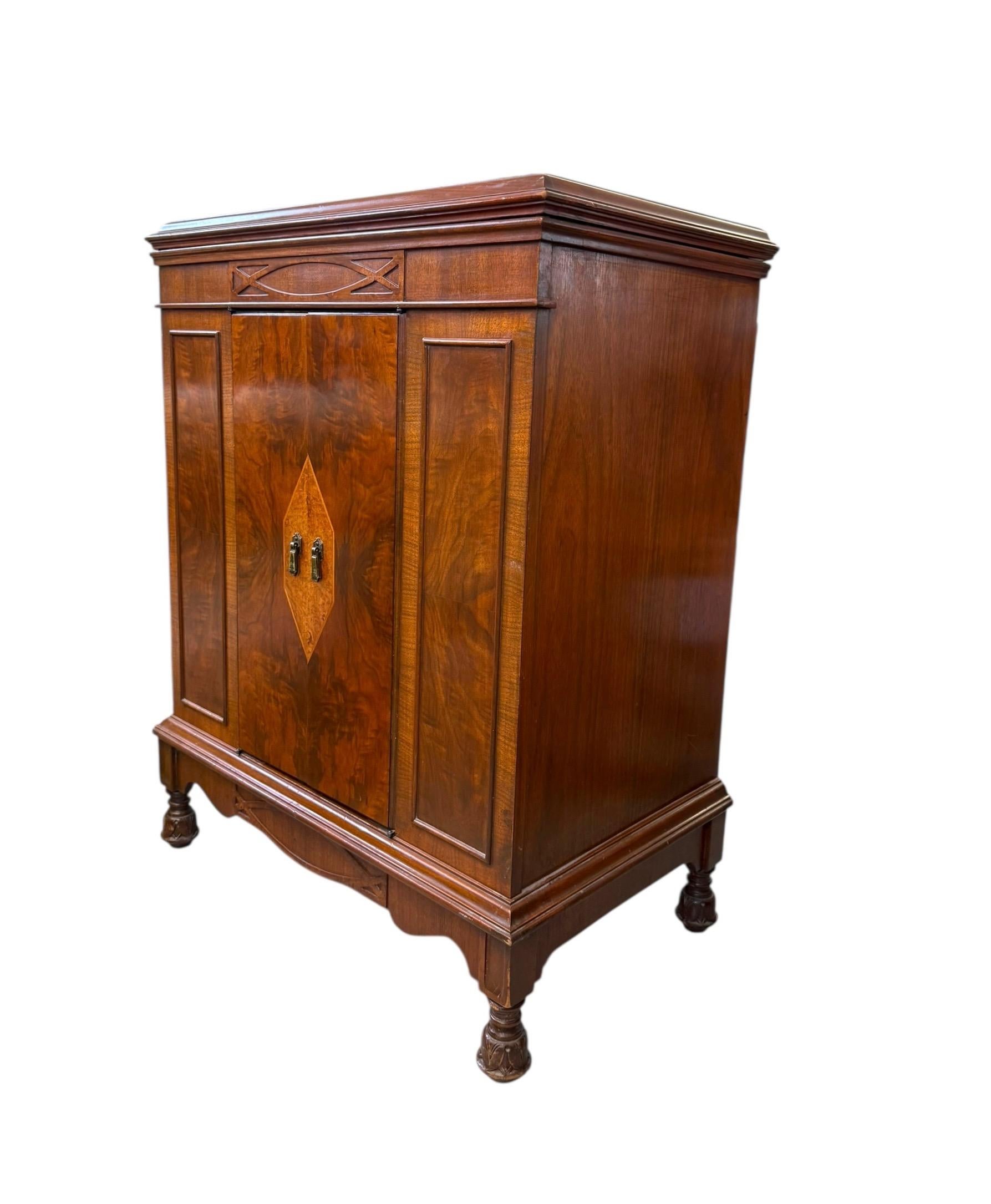 Armario Vintage de Estilo Victoriano con Chapa de Madera Burl e Incrustaciones Geométricas Mediados del siglo XIX en venta