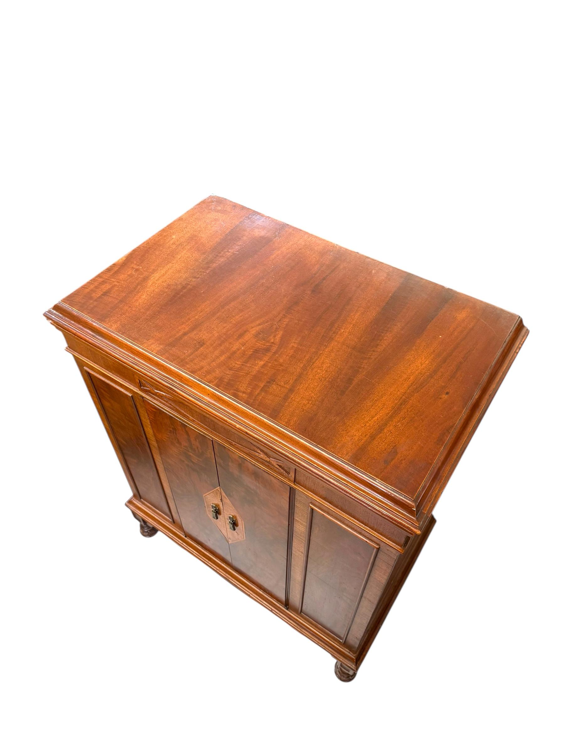 Armario Vintage de Estilo Victoriano con Chapa de Madera Burl e Incrustaciones Geométricas Madera de burl en venta