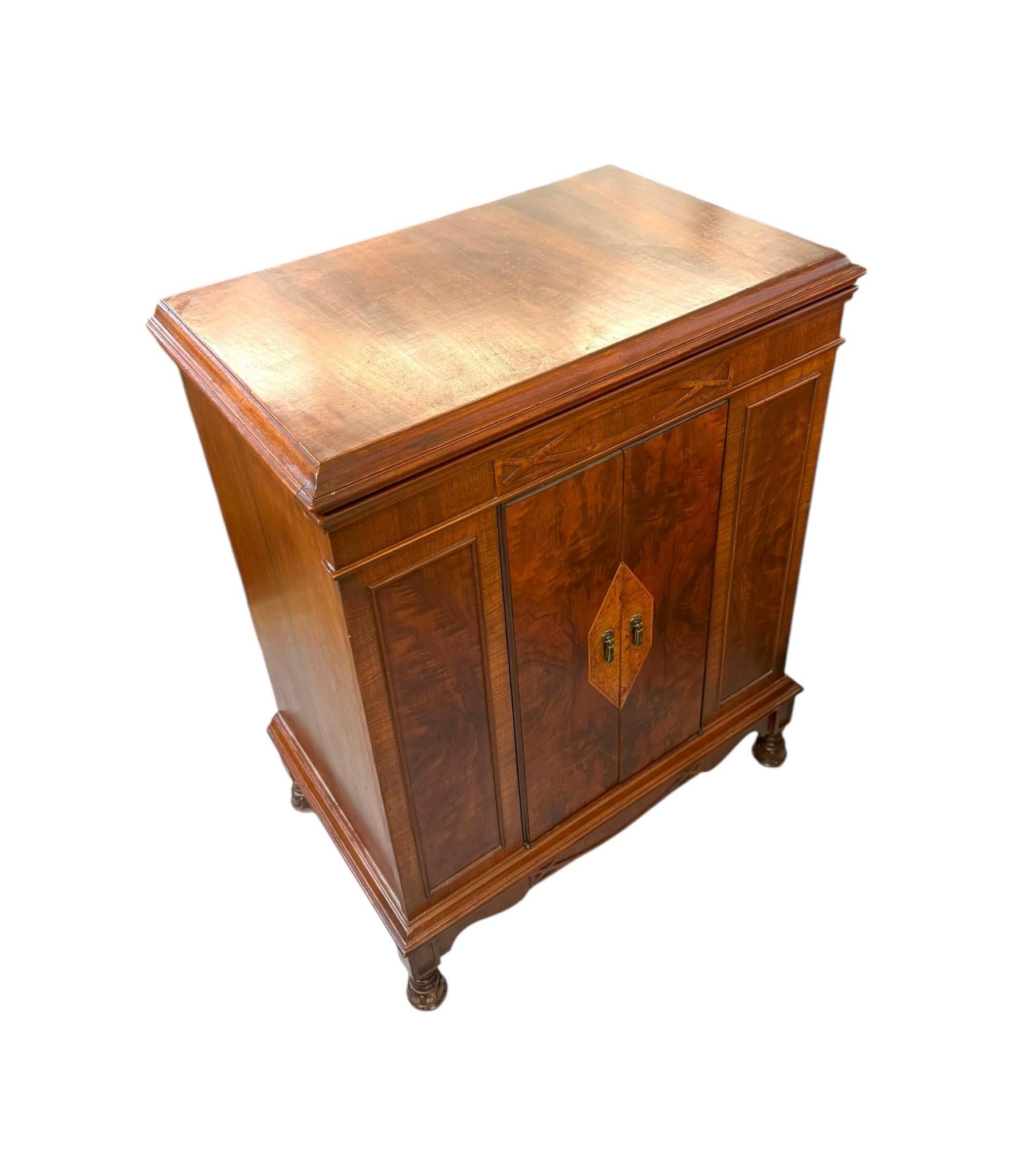 Armario Vintage de Estilo Victoriano con Chapa de Madera Burl e Incrustaciones Geométricas en venta 1