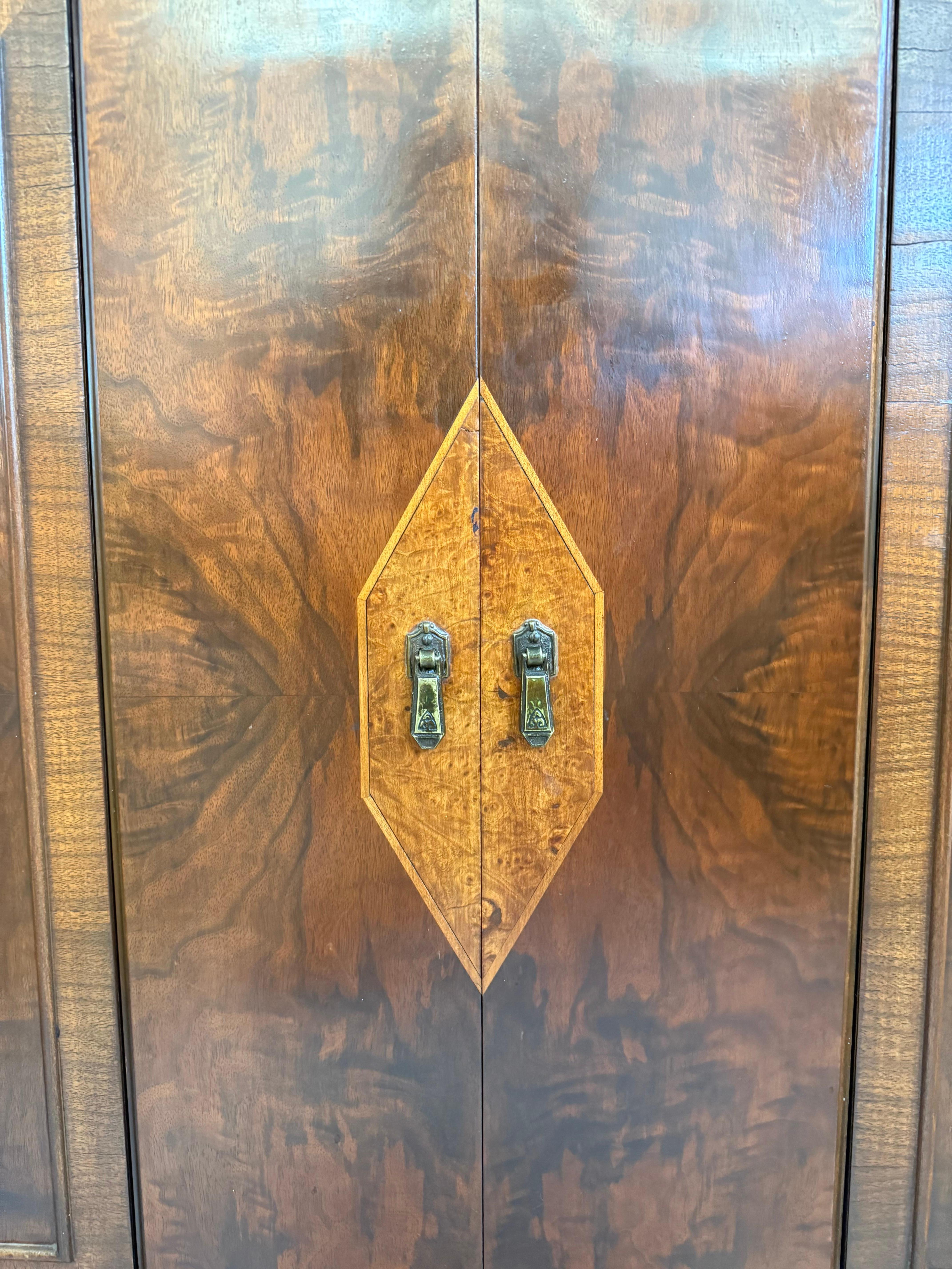 Armario Vintage de Estilo Victoriano con Chapa de Madera Burl e Incrustaciones Geométricas en venta 4