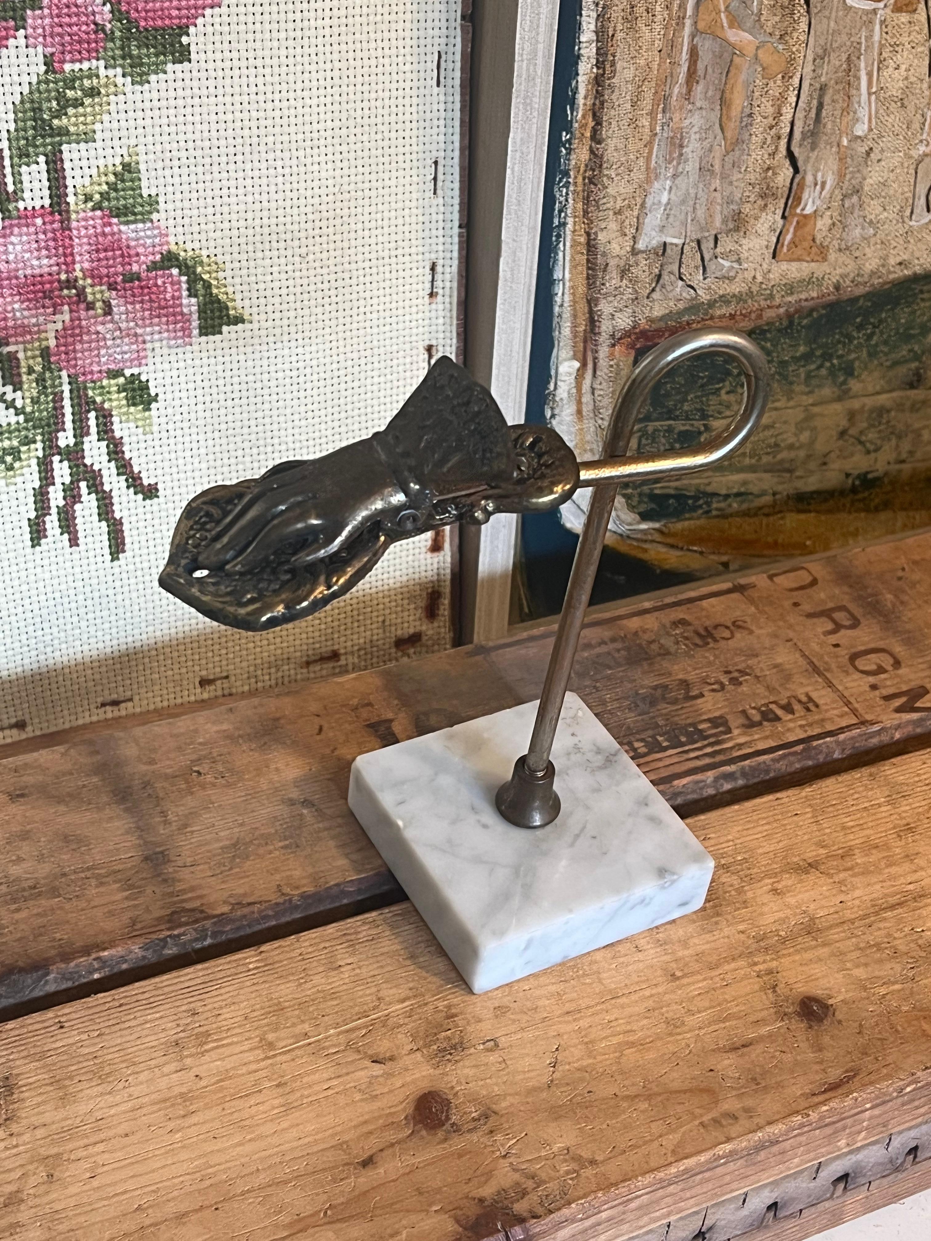 Dekorativer Handclip im viktorianischen Stil mit steinähnlichem Sockel. (Moderne der Mitte des Jahrhunderts) im Angebot