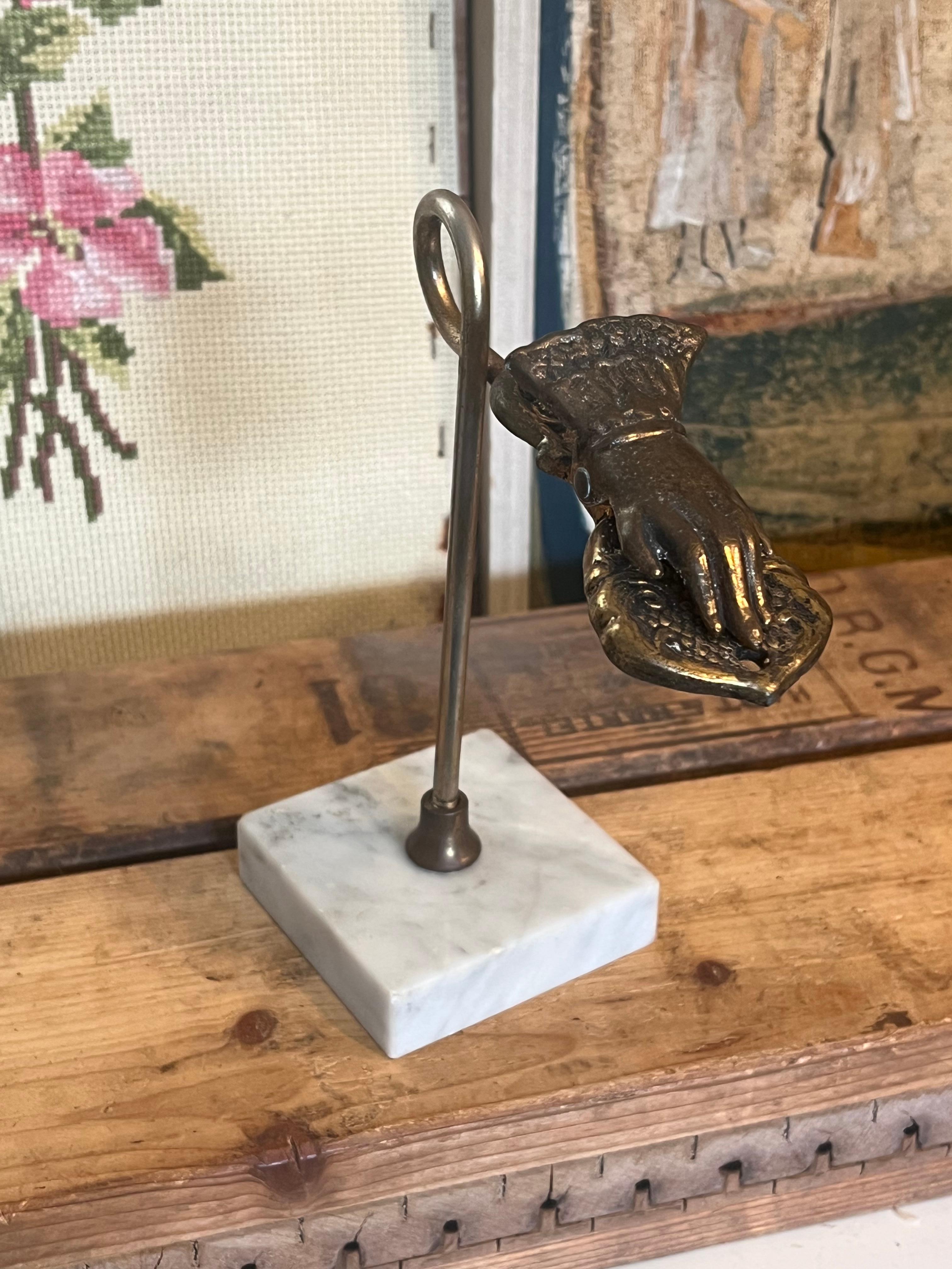 Dekorativer Handclip im viktorianischen Stil mit steinähnlichem Sockel. im Zustand „Gut“ im Angebot in Seattle, WA