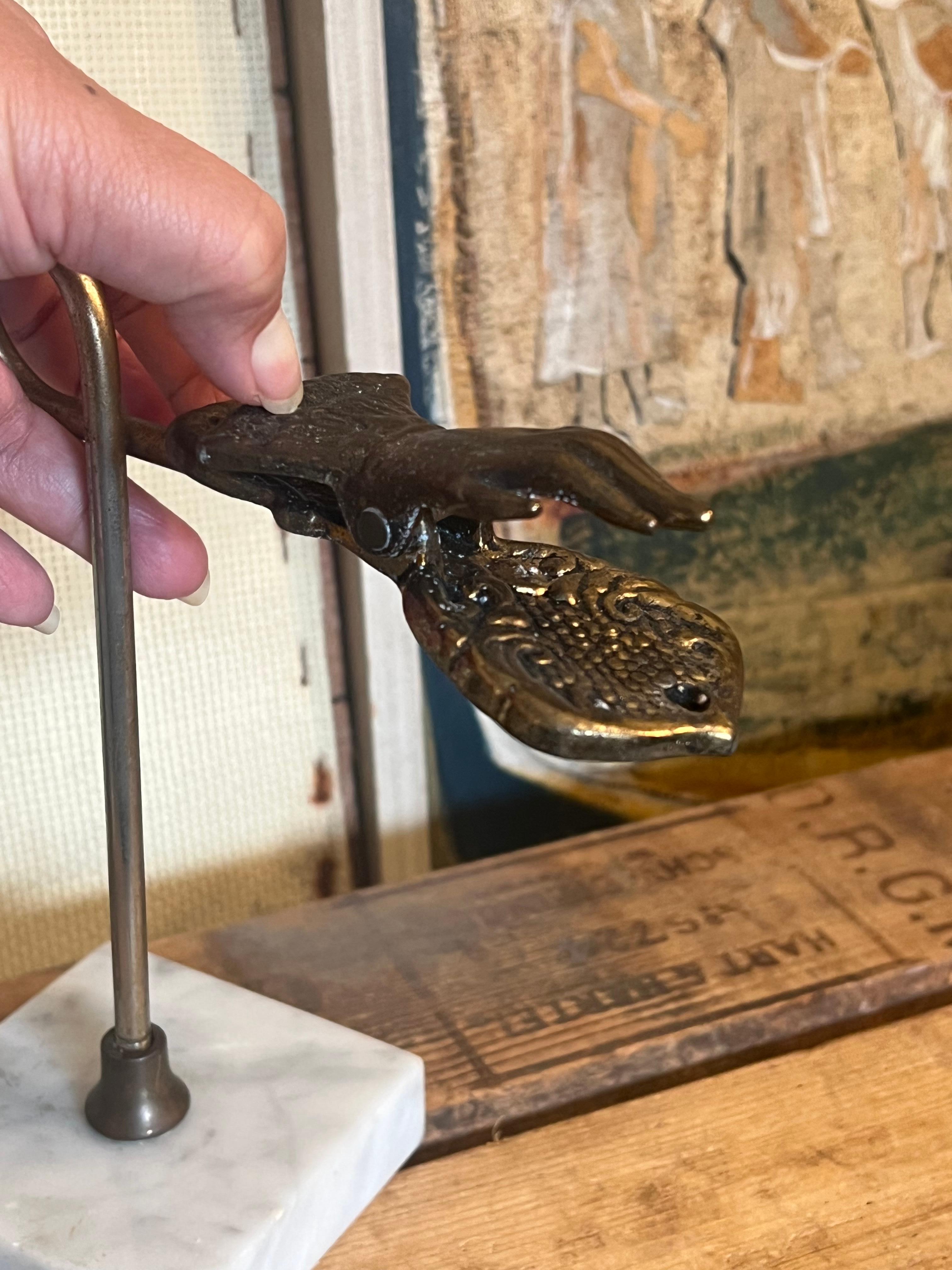 Dekorativer Handclip im viktorianischen Stil mit steinähnlichem Sockel. (Ende des 20. Jahrhunderts) im Angebot
