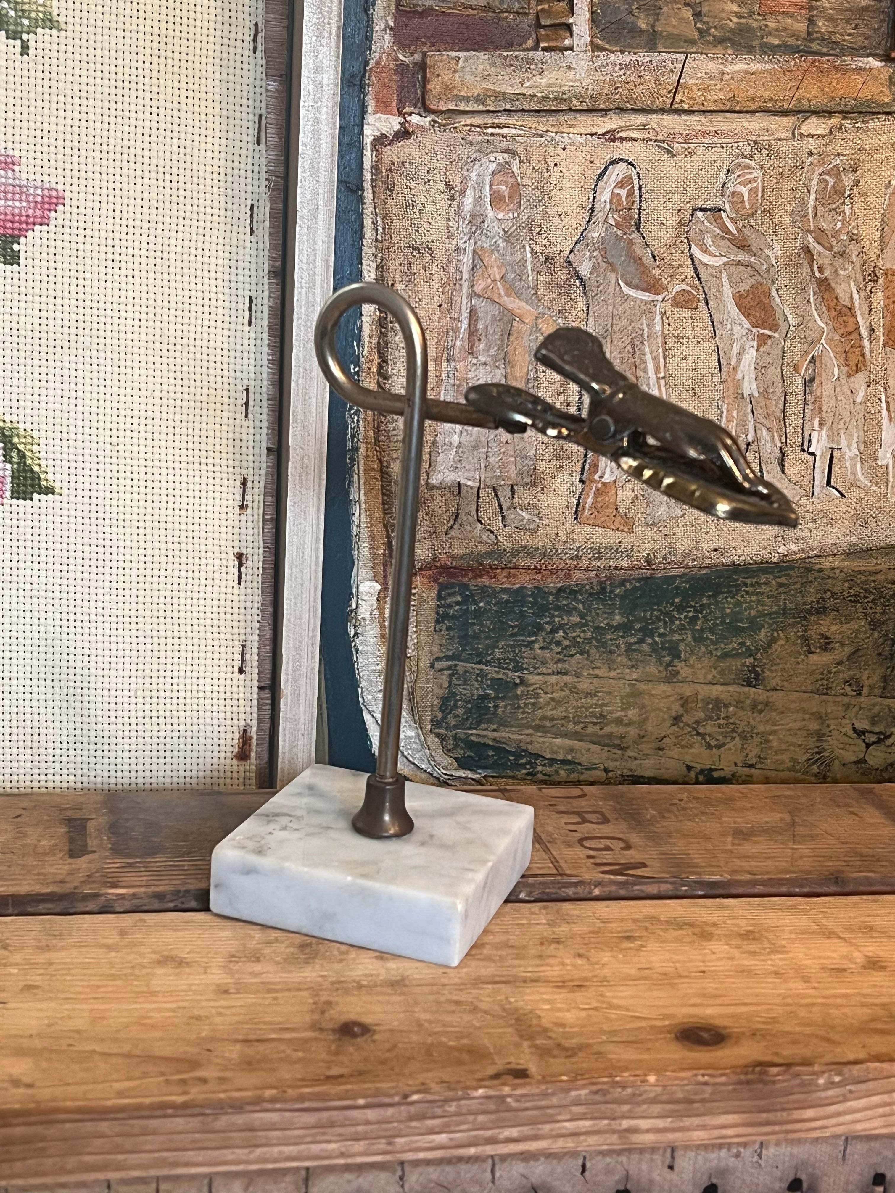 Dekorativer Handclip im viktorianischen Stil mit steinähnlichem Sockel. (Blech) im Angebot