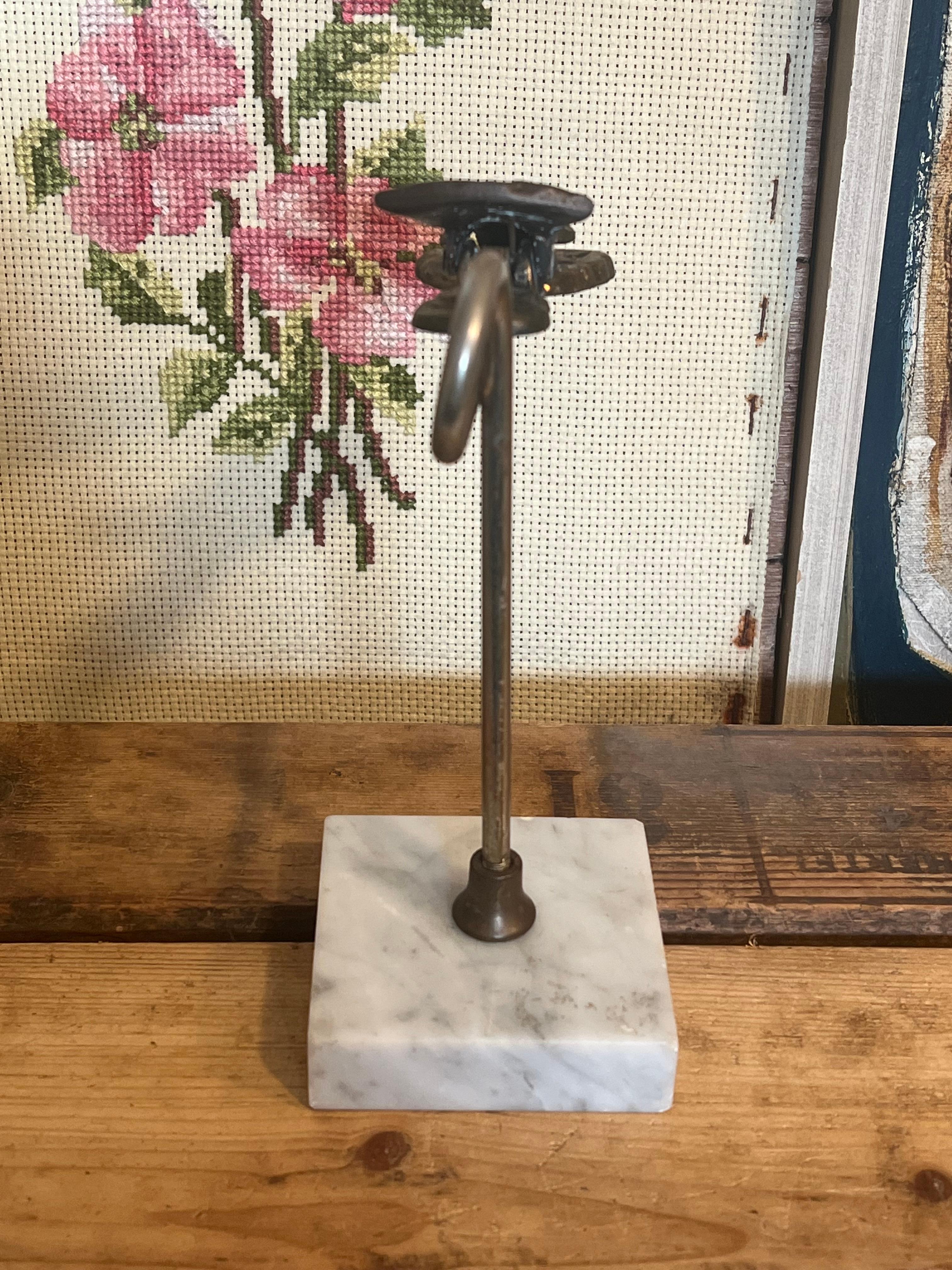 Dekorativer Handclip im viktorianischen Stil mit steinähnlichem Sockel. im Angebot 1