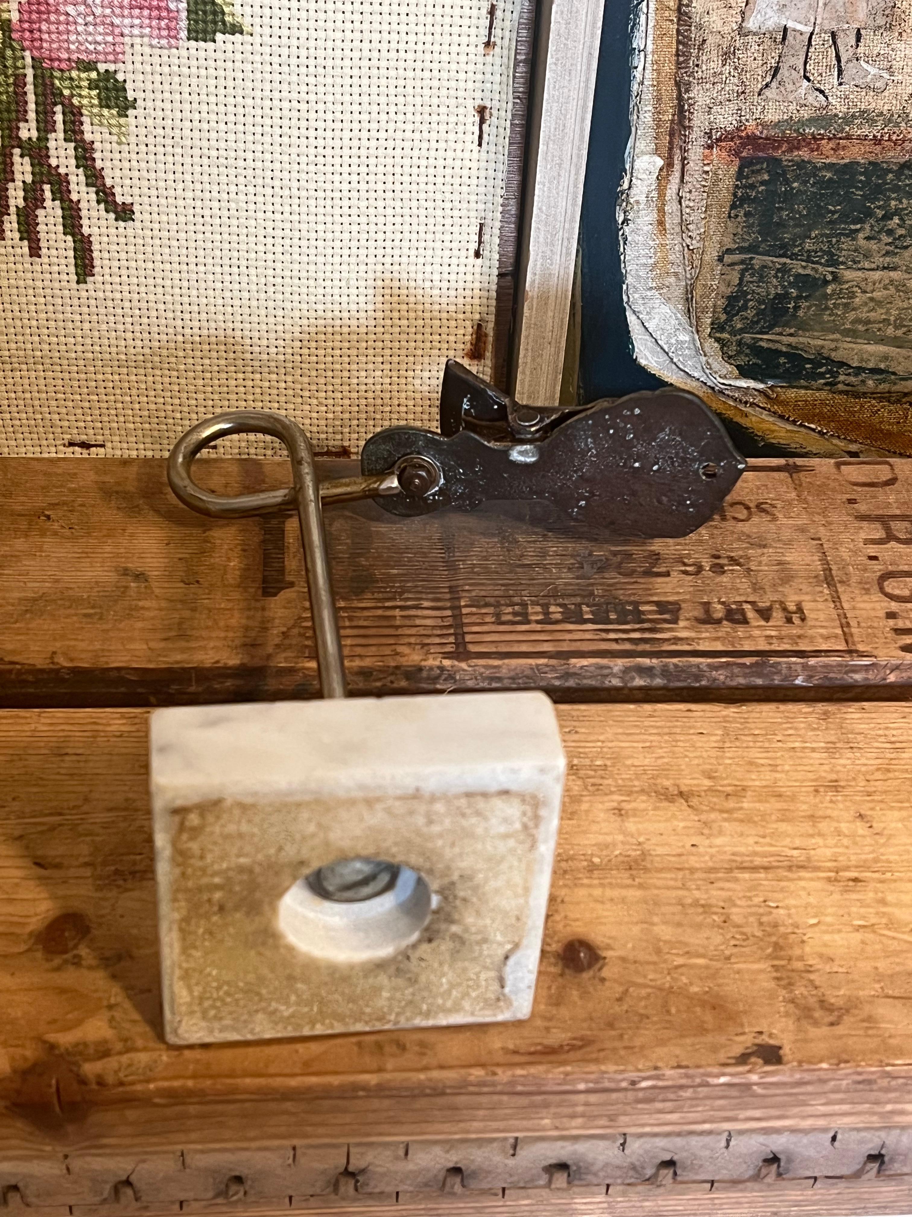 Dekorativer Handclip im viktorianischen Stil mit steinähnlichem Sockel. im Angebot 3