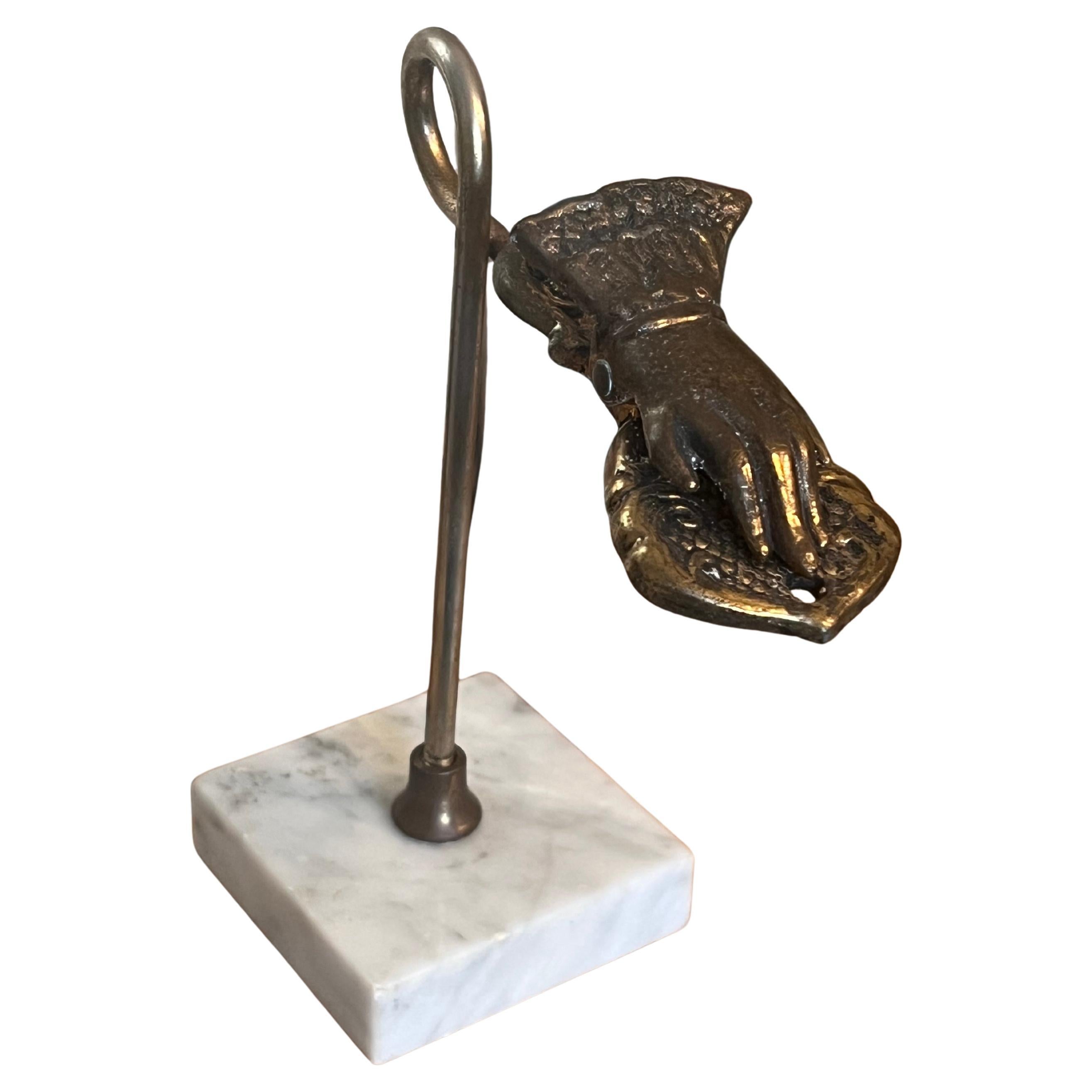 Dekorativer Handclip im viktorianischen Stil mit steinähnlichem Sockel.