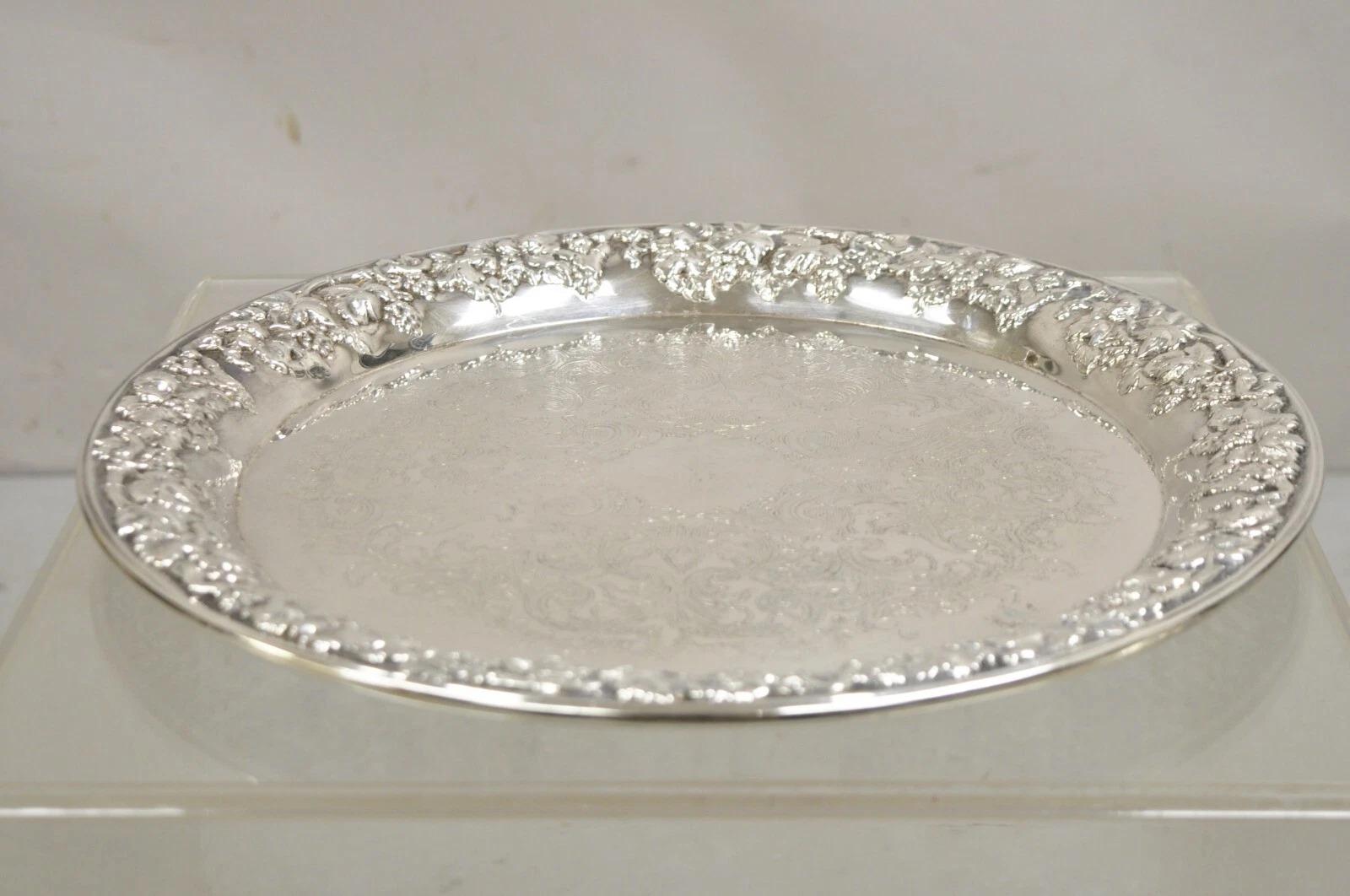 Vintage Victorian Style Floral Repousse Silber plattiert Runde Platte Tablett. CIRCA Spätes 20. Jahrhundert. Abmessungen: 1