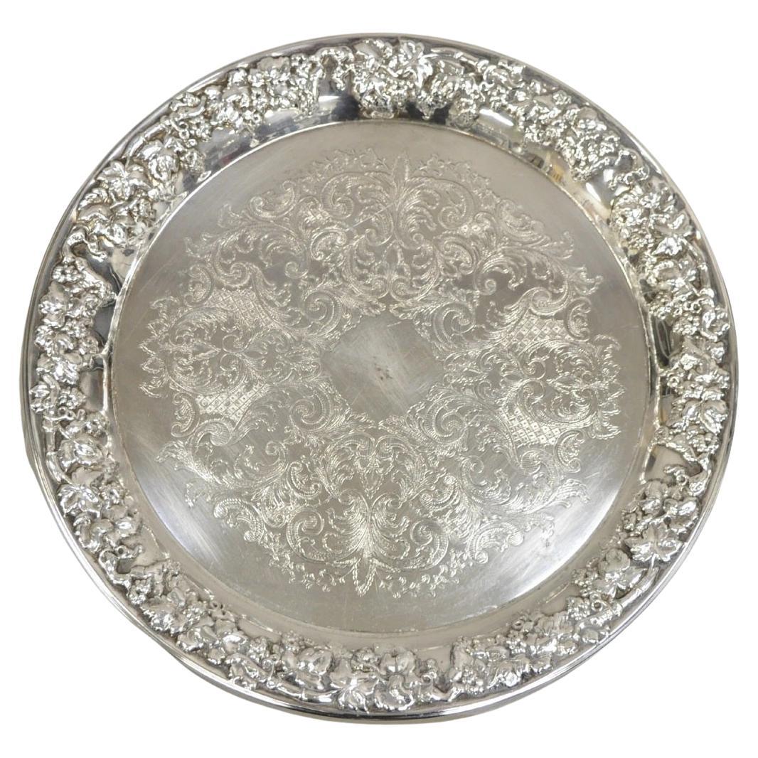Versilbertes 15" rundes Tablett im viktorianischen Stil mit Blumenrepousse-Blumenschmuck im viktorianischen Stil