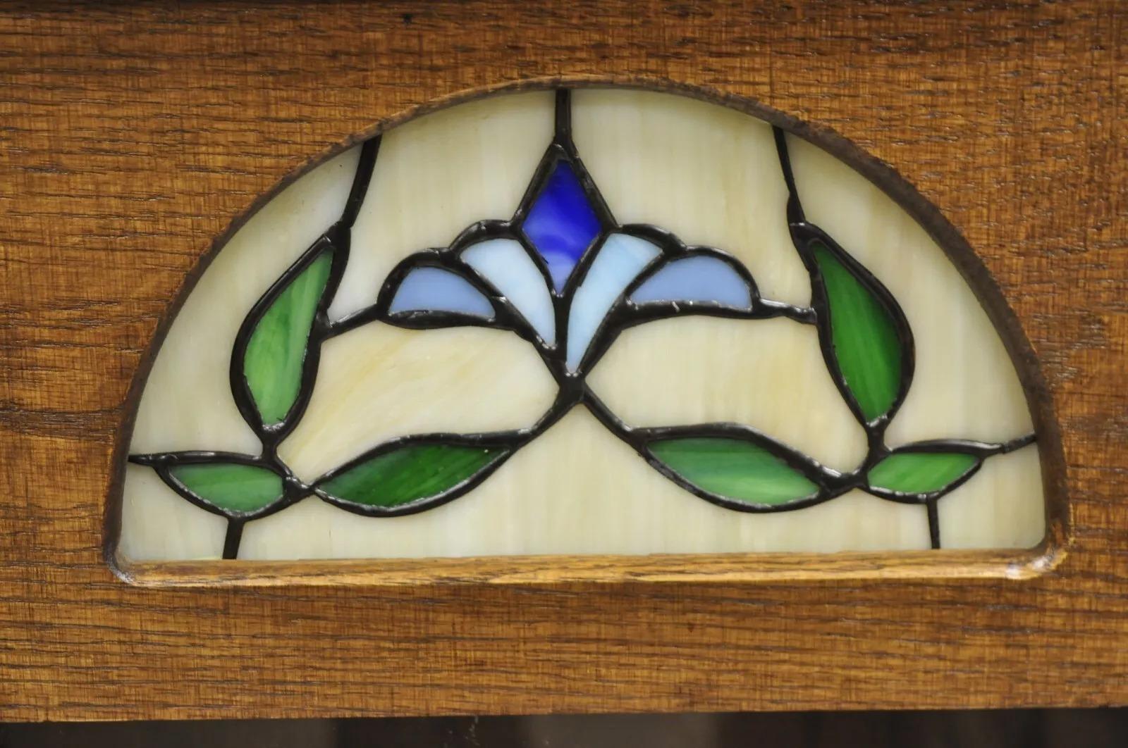 Vintage Victorian Style Oak Wood & Stained Glass Small Display Curio Cabinet In Good Condition In Philadelphia, PA