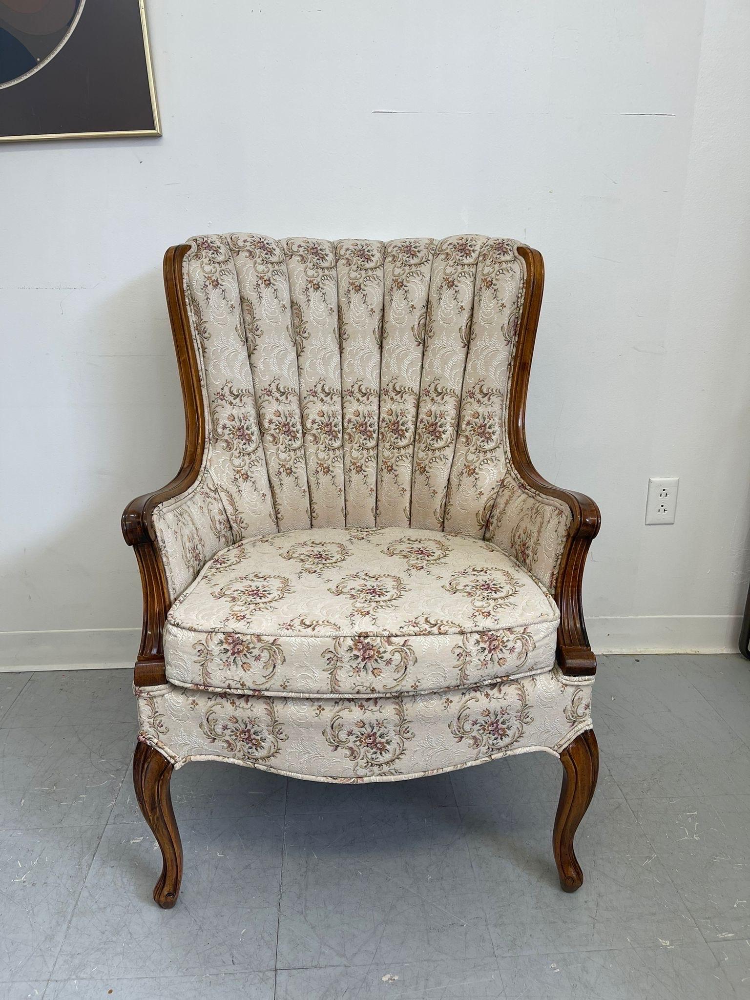 Dieser Stuhl hat geschnitzte Holzbeine und -arme. Florale Verzierung auf der Polsterung. Abgerundeter Rücken. Vintage Condition Konsistent mit dem Alter wie abgebildet.

Abmessungen. 27 B ; 25 T ; 37 H
