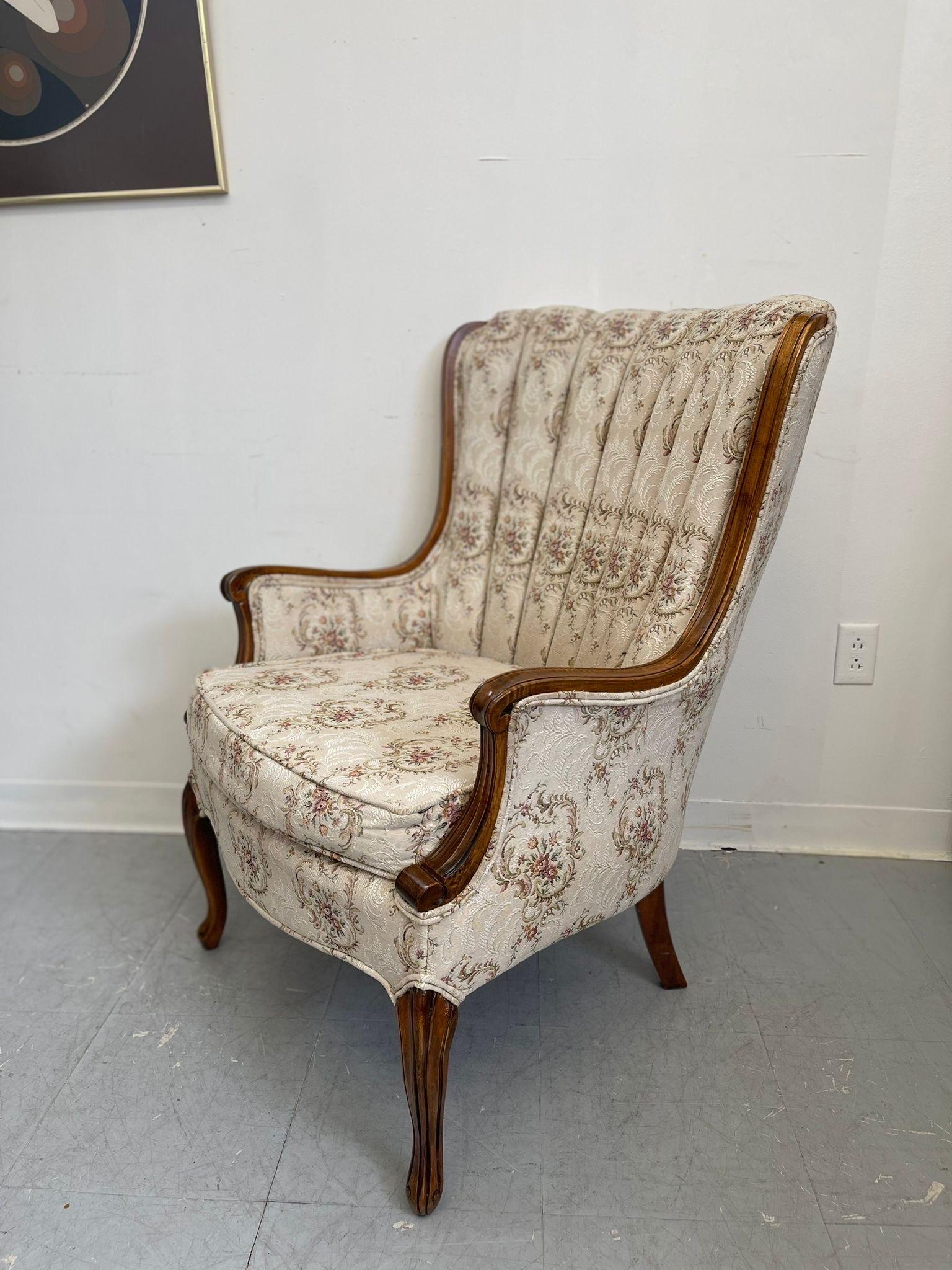 Vintage-Stuhl im viktorianischen Stil mit abgerundeter Rückenlehne und floral gemusterter Polsterung. (Moderne der Mitte des Jahrhunderts) im Angebot