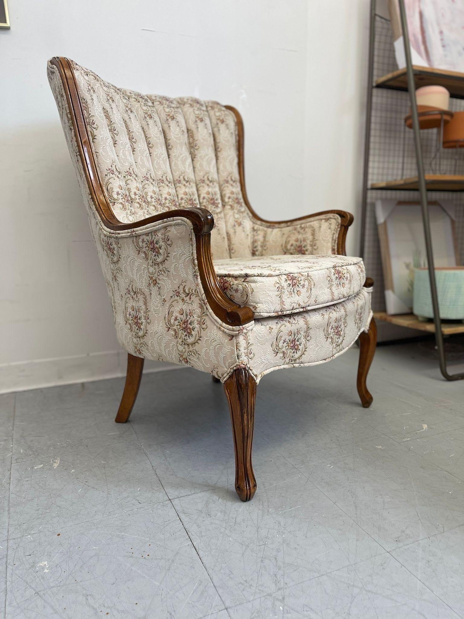 Vintage-Stuhl im viktorianischen Stil mit abgerundeter Rückenlehne und floral gemusterter Polsterung. im Zustand „Gut“ im Angebot in Seattle, WA