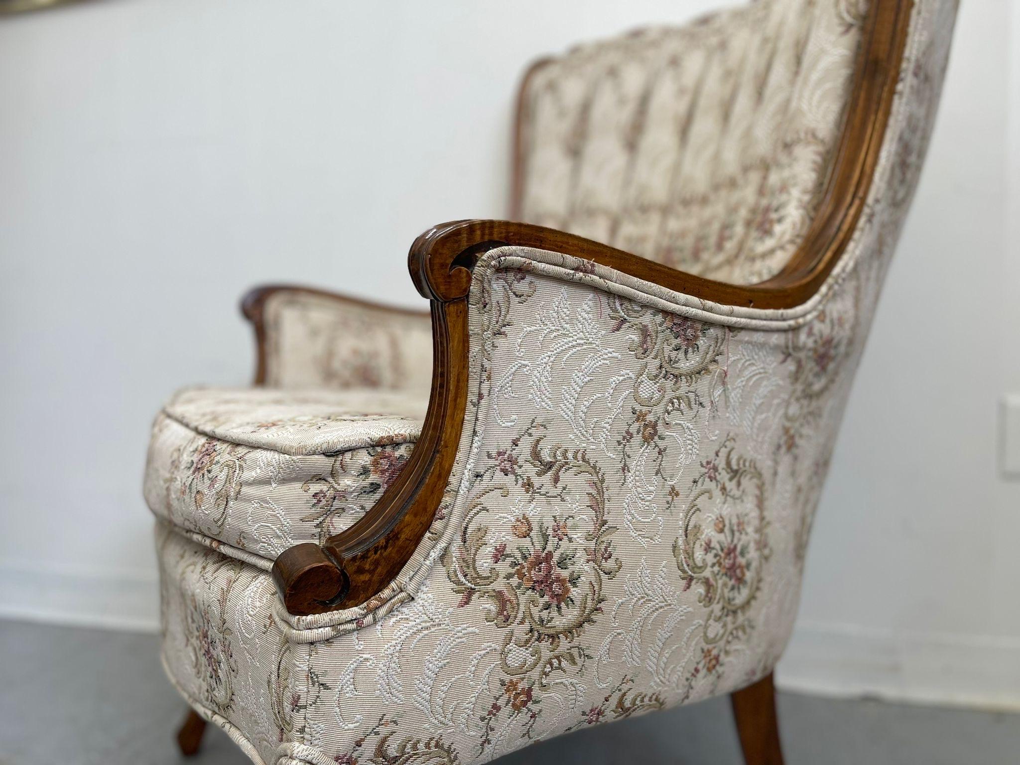 Vintage-Stuhl im viktorianischen Stil mit abgerundeter Rückenlehne und floral gemusterter Polsterung. (Ende des 20. Jahrhunderts) im Angebot
