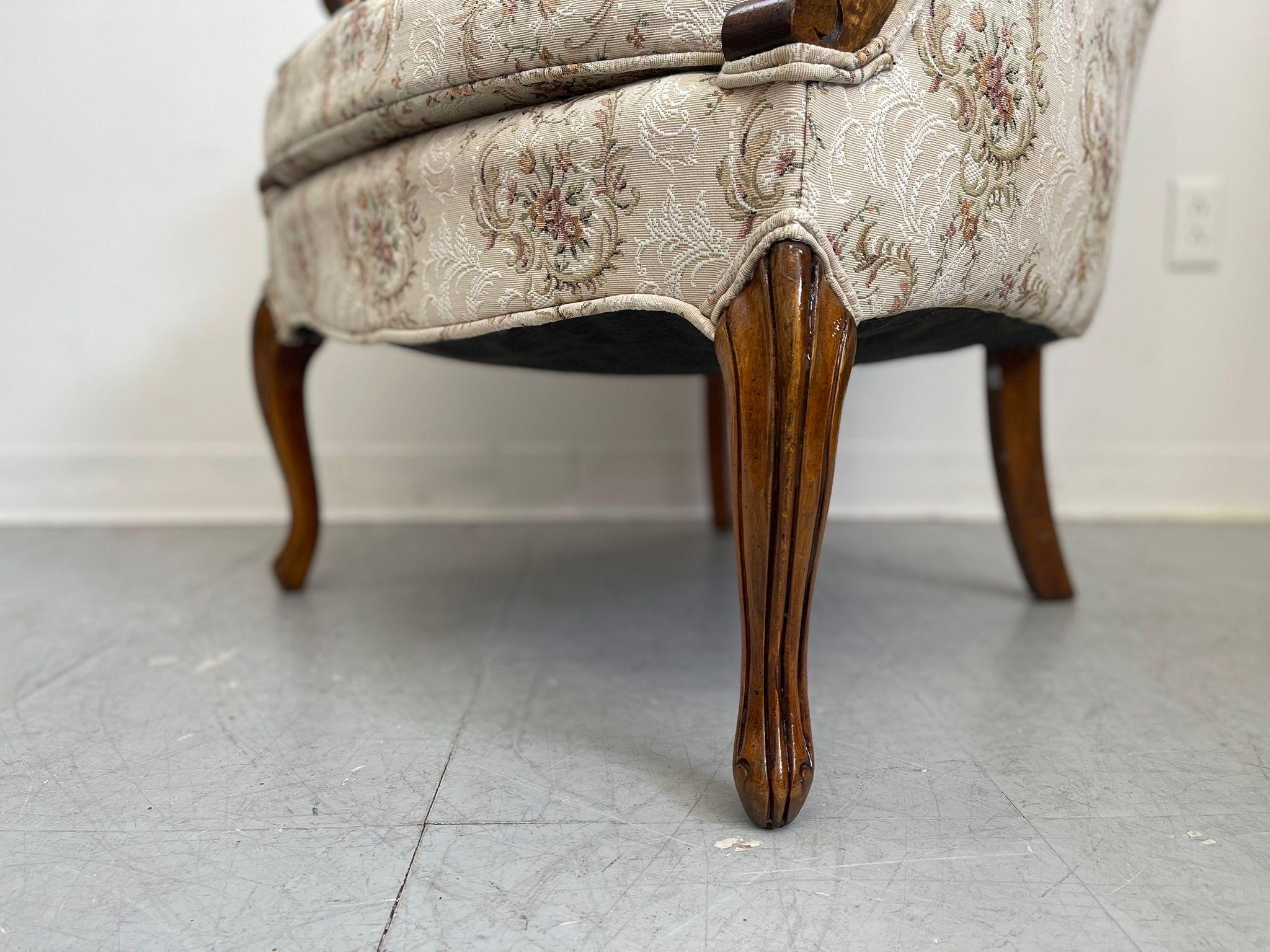 Vintage-Stuhl im viktorianischen Stil mit abgerundeter Rückenlehne und floral gemusterter Polsterung. (Holz) im Angebot