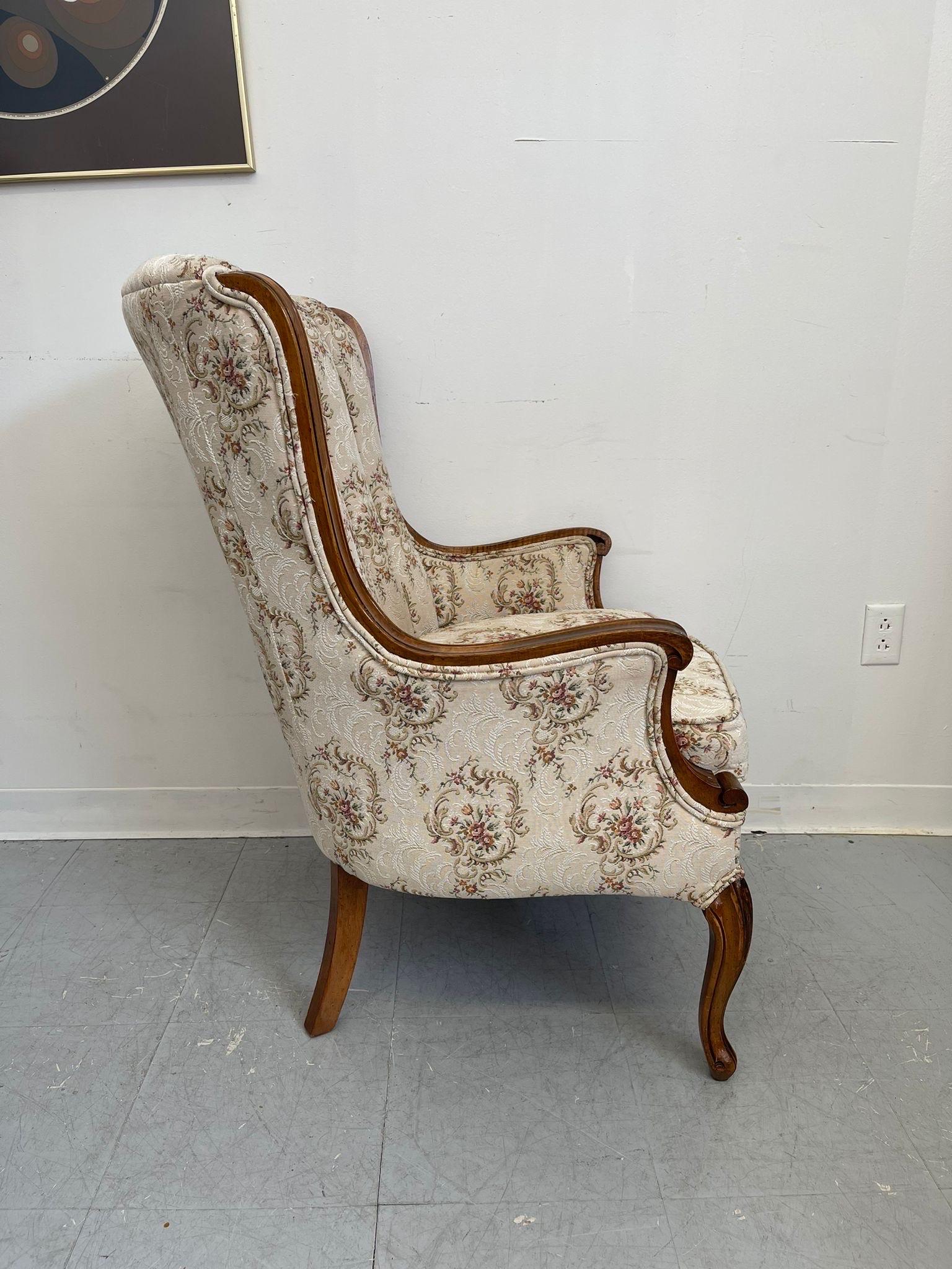 Vintage-Stuhl im viktorianischen Stil mit abgerundeter Rückenlehne und floral gemusterter Polsterung. im Angebot 1