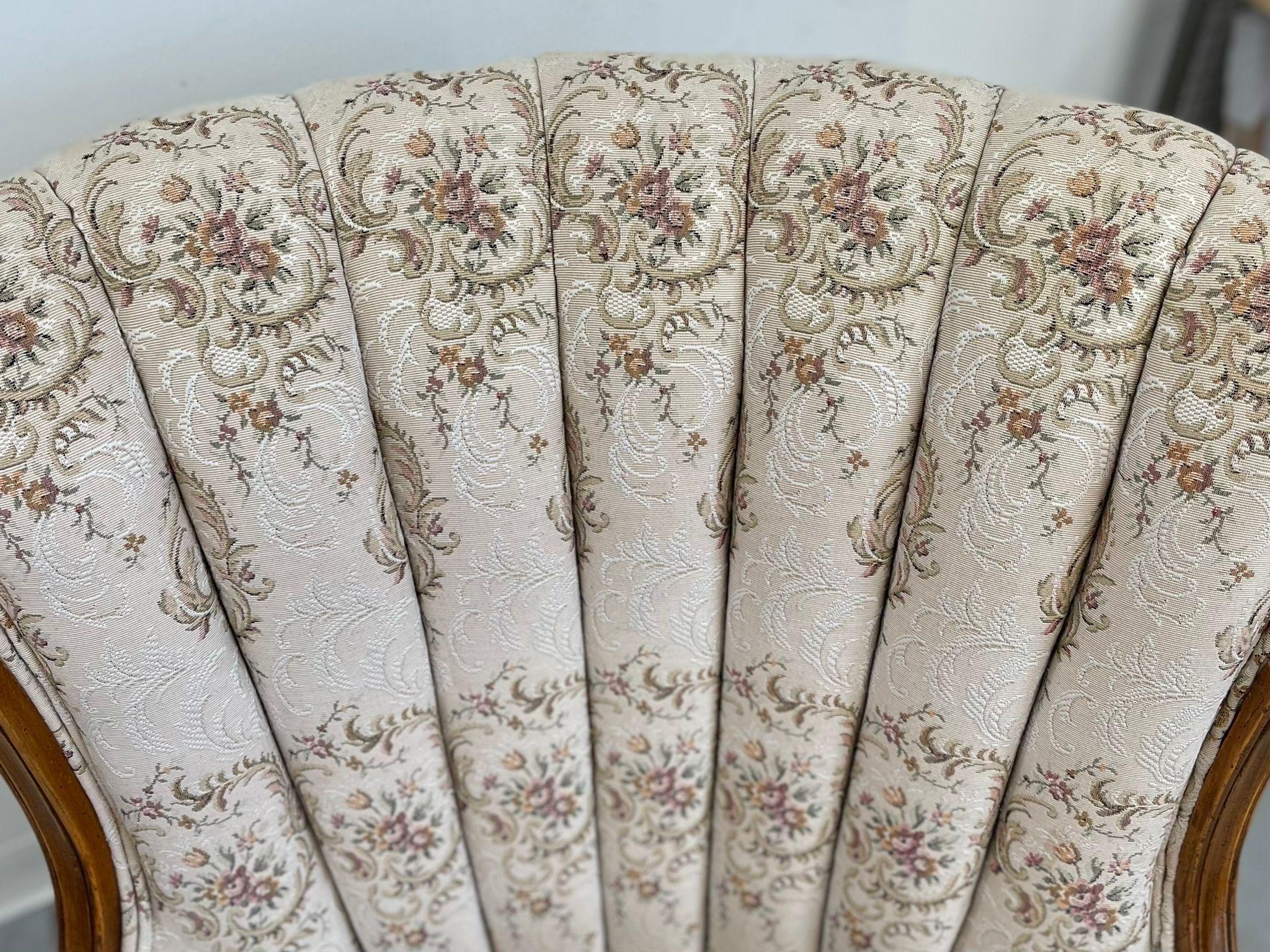 Vintage-Stuhl im viktorianischen Stil mit abgerundeter Rückenlehne und floral gemusterter Polsterung. im Angebot 2
